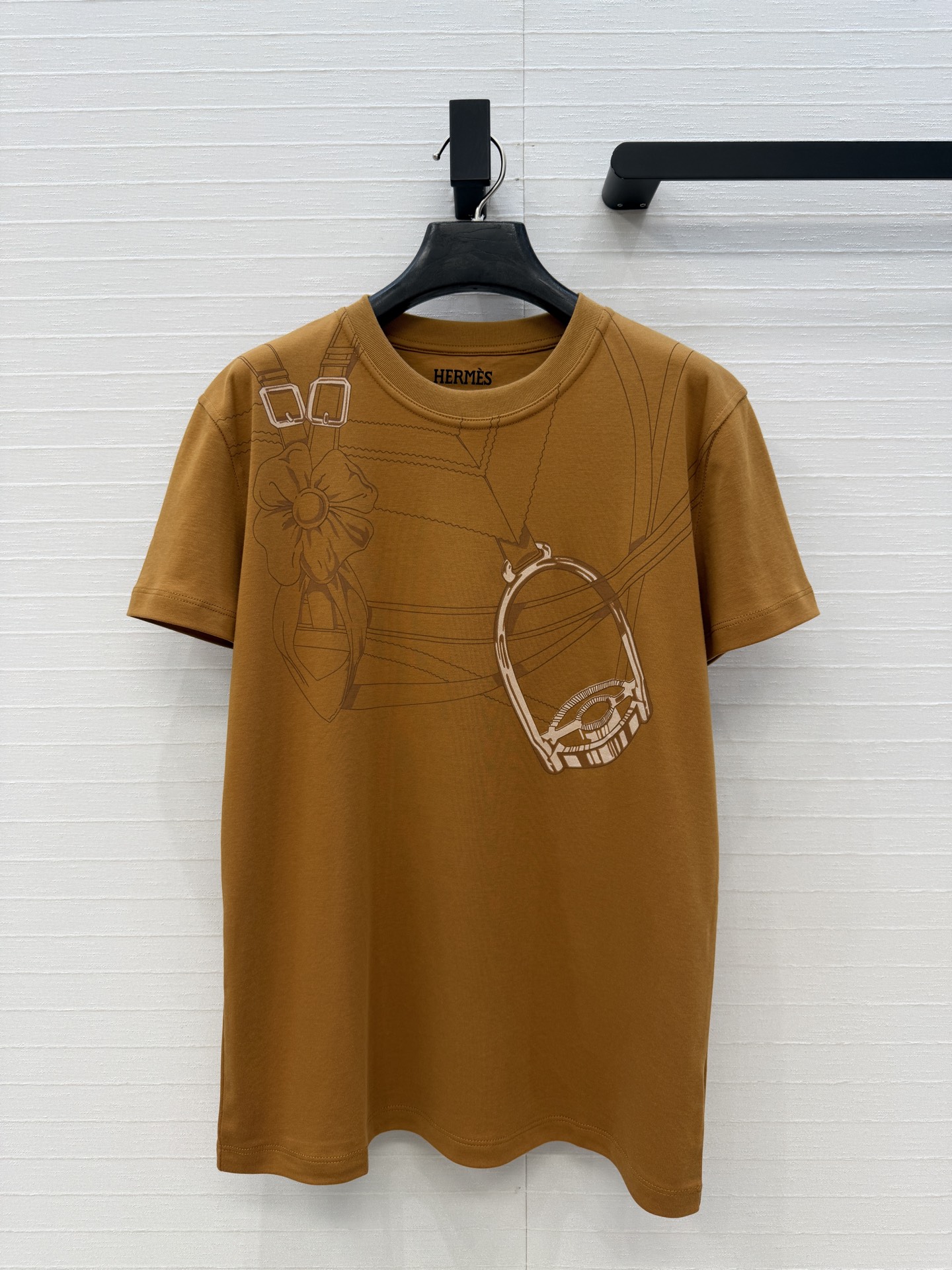 NO:778932,Highly recommended original quality H classic cotton T-shirt!  26 early spring new appliance chain positioning printing, pure cotton fabric texture is great. Sweet and salty temperament, age-reducing girlish style, versatile and not picky!  Perfect workmanship quality depends on the details. Two-color S-L sizes. Large list. M size. Shoulder width 40, bust 92, length 63., Hermès-clothing, hermes,19860909爆单推荐原单品质H经典纯棉T！26早春新品器具链条定位印花,纯棉面料质感超赞.可甜可盐气质减龄少女风百搭不挑人！完美做工品质看细节.两色S-L码.大单子甩过来.M码.肩宽40,胸围92,衣长63.,爱马仕-服装,hermes,,Women's clothing