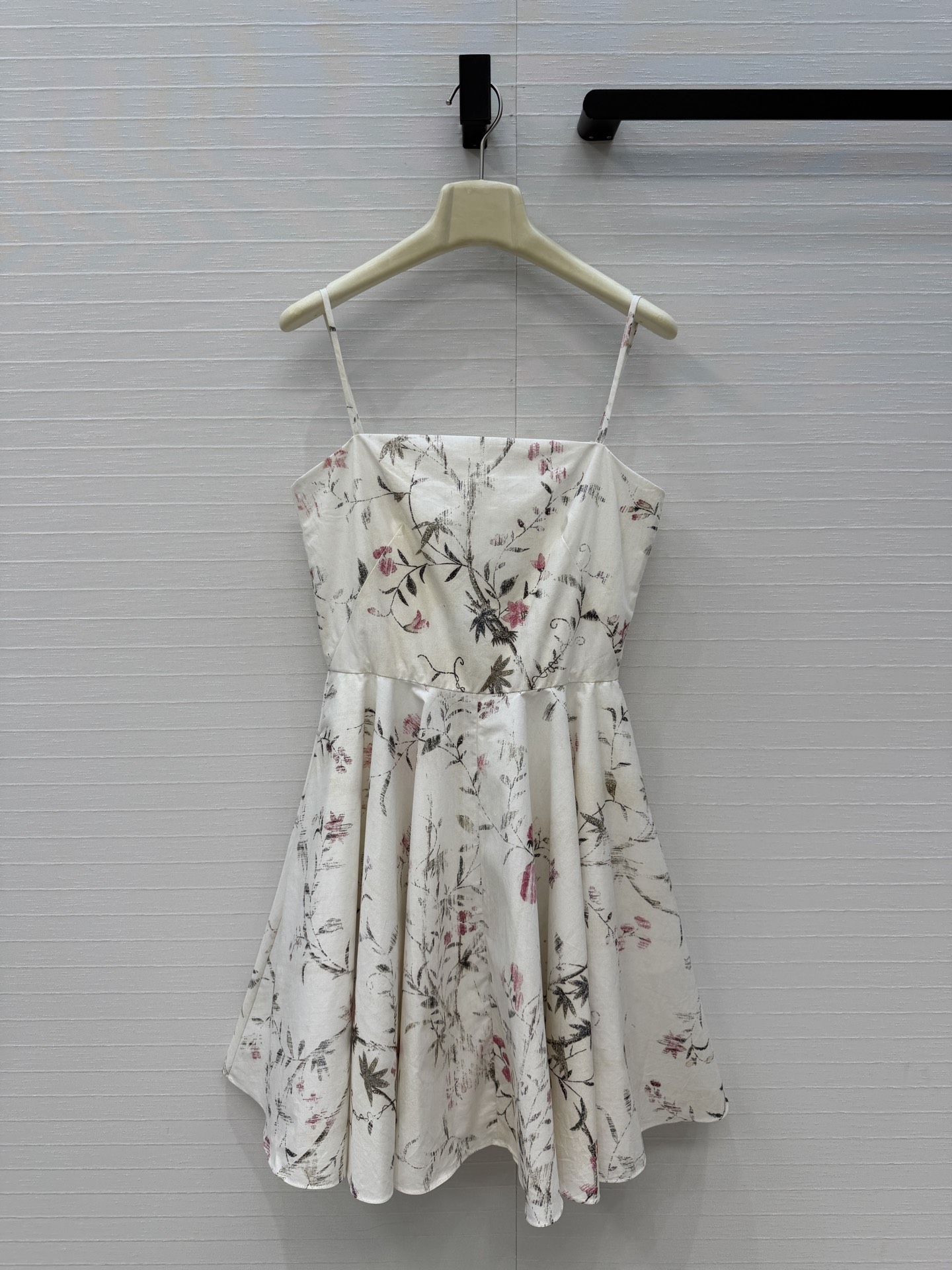 NO:778917,High-end qualityG  v26 new holiday style floral suspender skirt, inspired by the garden of Rongxie Castle, with a square low neckline + thin shoulder straps, modified shoulder and neck lines, a waist-cinching umbrella-shaped large skirt that is smart and elegant, the material is made of oversized floral screen printing technology, and the ink-like color matching is cool and advanced.  The washed effect presents a lightness and retro charm, cotton poplin material, see for yourself the workmanship quality, three sizes in one color, size 36, bust 80, waist 66, skirt length 86..., Givenchy-clothing, givenchy, skirts,19860909高端品质G v26新品度假风花卉吊带短裙,灵感来自荣谢城堡花园,方形低领口+细肩带,修饰肩颈线条,收腰伞状大裙摆灵动飘逸,用料超大花卉丝网印刷工艺,水墨感配色清冷高级.水洗效果呈现轻盈感与复古韵味,棉府绸材质,做工品质自己看,一色三码,36码,胸围80,腰围66,裙长86..,纪梵希-服装,givenchy,skirts,,Women's clothing