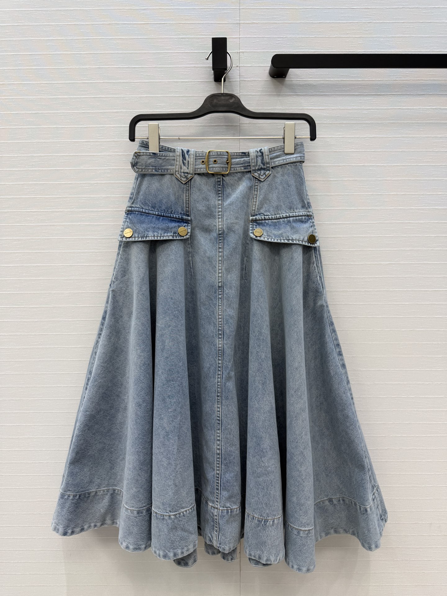 NO:780648,Popular recommendation: Zi m’s new product, workwear-style denim long skirt, retro and sweet!  The high-waisted A-line version has a three-dimensional cut and a large hem. It's smart, elegant, sweet and salty. The version is versatile and fashionable!  Highly recommended item, the imported pure cotton denim activated wash has a great texture!  Two colors and 3 sizes, ready for grabs. Big order here, S size. Waist 68, skirt length 82..., Zimmerman-clothing, skirts,19860909爆单推荐Zi m新品 工装风牛仔长半裙,复古又甜酷！高腰A字版型立体剪裁大裙摆灵动优雅可甜可盐,版型不挑人百搭又时髦！强烈推荐单品,进口纯棉牛仔活性洗水质感超赞！ 两色3码,现货开抢 大单子甩过来,S码.腰围68,裙长82..,兹默曼-服装,skirts,,Women's clothing