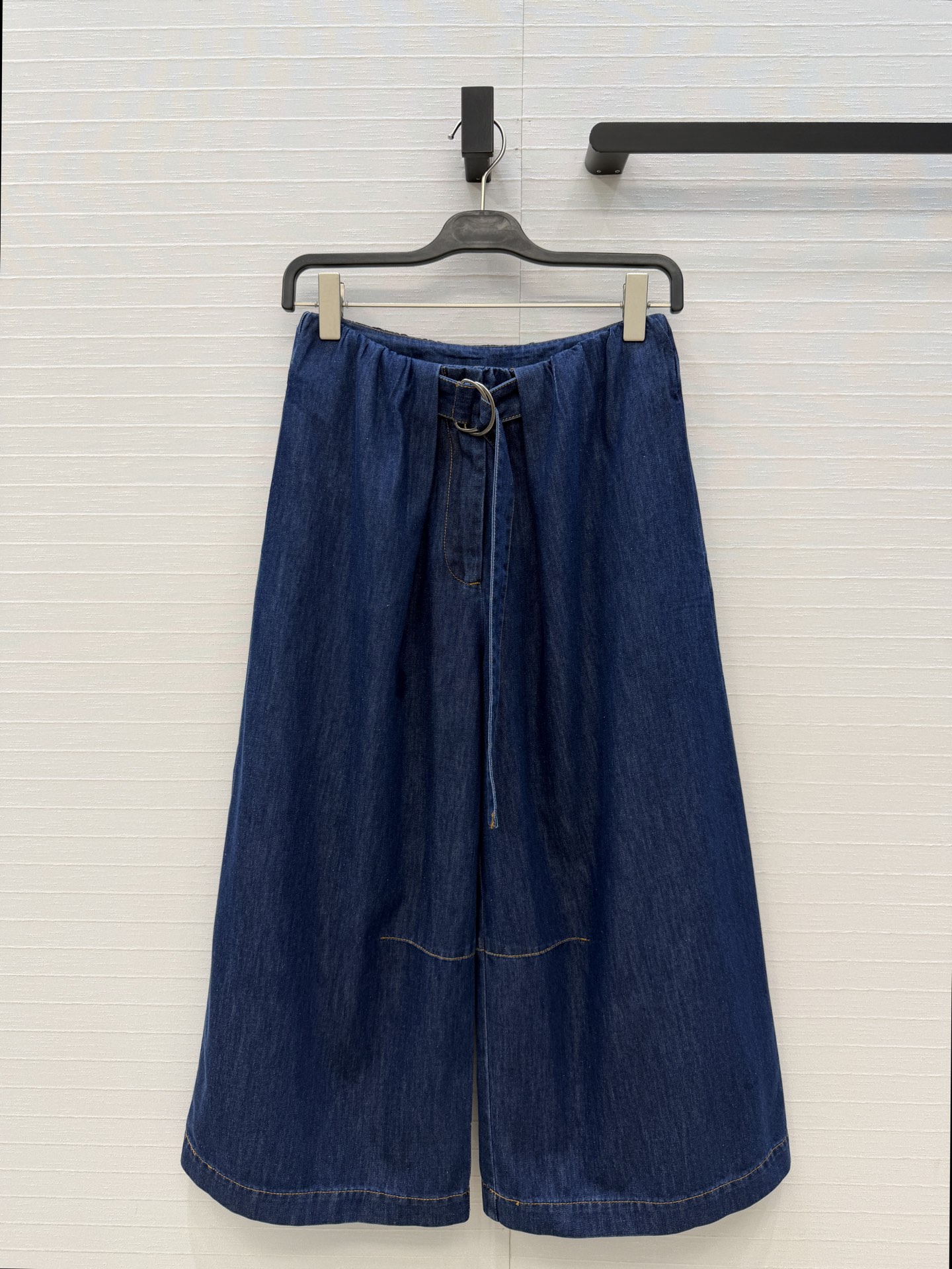 NO:780705,Highly recommended Lw's smart and fashionable outfits!  Cropped jeans with personalized topstitching. Retro denim with enzyme wash technology. Lace-up and pleated silhouette, versatile, practical and stylish!  A must-have for casual and handsome commuting, the imported pure cotton denim washed fabric is quite wide and comfortable, the quality of workmanship depends on the details, three sizes in one color, S size. Waist 68, hip 106, trouser length 85..., Loewe-clothing, loewe, jeans,19860909爆单推荐Lw高智感时髦精穿搭！个性明线设九分牛仔裤.酵素洗水工艺复古牛仔.系带捏褶廓形版型百搭实穿又有设计感！休闲帅气通勤必备品,进口纯棉牛仔洗水面料挺阔舒适,做工品质看细节,一色三码,S码.腰围68,臀围106,裤长85..,罗意威-服装,loewe,jeans,,Women's clothing