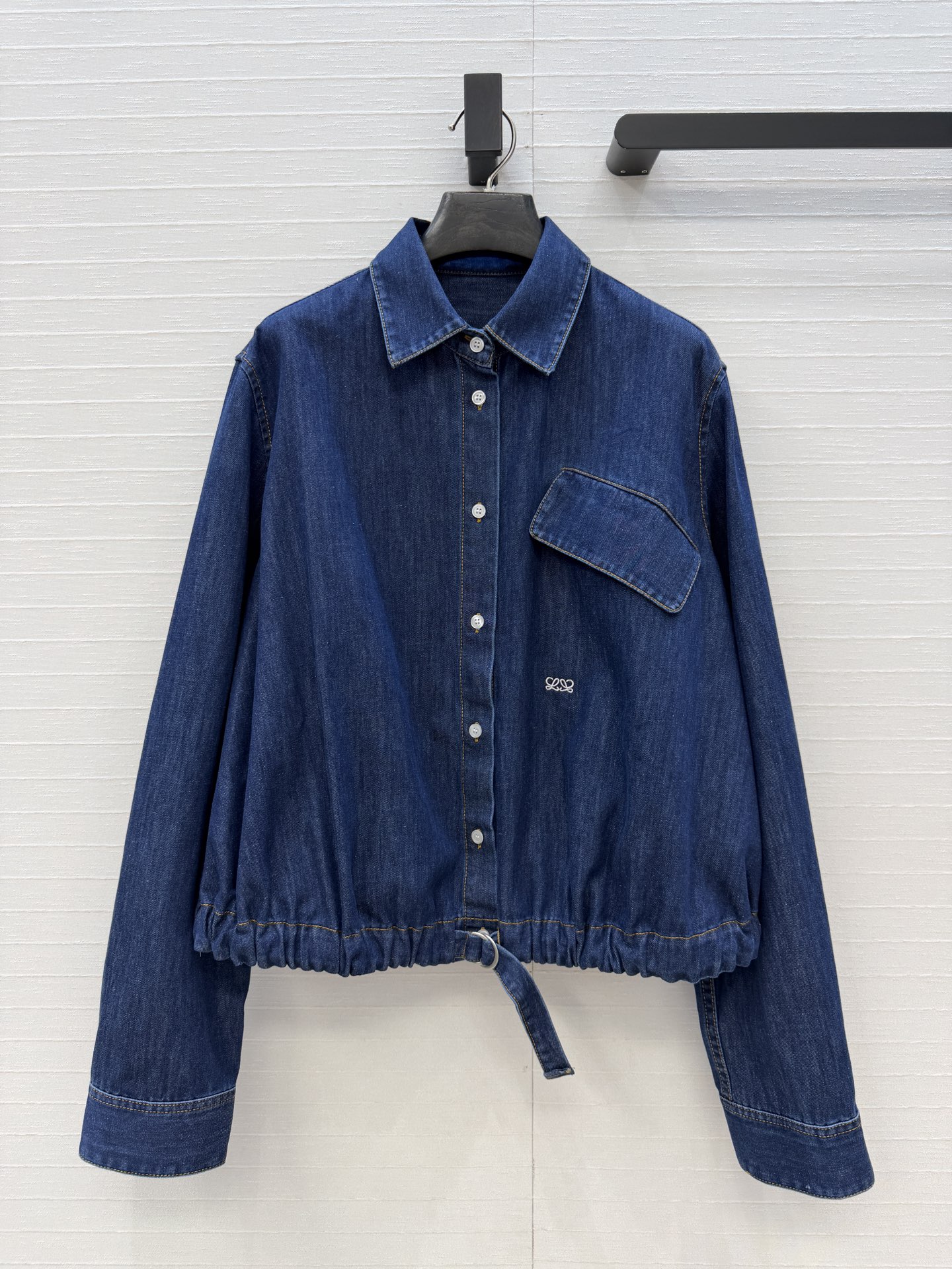 NO:780641,Highly recommended Lw's smart and fashionable outfits!  Designer denim shirt collar jacket!  Modern and fashionable gathered hem lace-up design!  Retro denim with enzyme washing process. Imported pure cotton washed denim fabric has a great texture!  The classic loose fit is versatile and fashionable!  The upper body is super slim!  Highly recommended item, 3 sizes in one color, available now for grabs, big orders coming over!  S size bust 130, length 55., Loewe-clothing,loewe,jackets & coats,jackets & coats,shirts,19860909爆单推荐Lw高智感时髦精穿搭！设计感牛仔衬衫领夹克外套！摩登时髦收褶下摆系带设计！酵素洗水工艺复古牛仔.进口纯棉洗水牛仔面料质感超赞！经典宽松版型不挑人百搭又时髦！上身超显瘦！强烈推荐单品,一色3码,现货开抢 大单子甩过来！S码胸围130,衣长55.,罗意威-服装,loewe,jackets & coats,jackets & coats,shirts,,Women's clothing