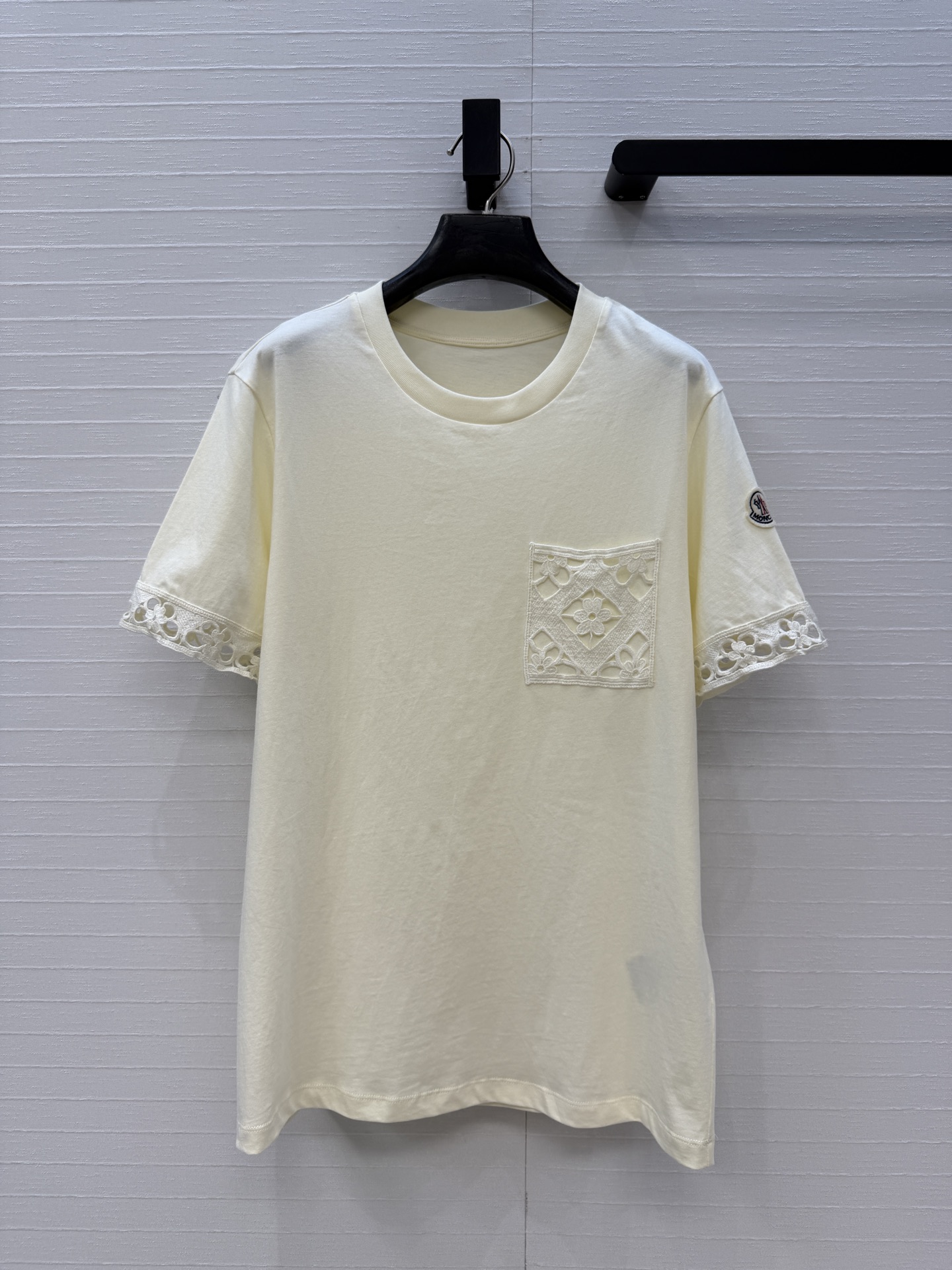 NO:780697,The exclusive first release of the high-end quality Moc* new holiday product hollow embroidered patch pocket T-shirt, the customized embroidered water-soluble flower design is more exquisite, and the version can be easily controlled by anyone regardless of the style!  The pure cotton fabric upper body is refreshing, comfortable and breathable. The workmanship quality depends on the details. Two colors and three sizes are available in seconds!  Size S. Shoulder width 40, bust 98, length 66.., muzzle-clothing, Moncler, tees, t-shirt,19860909独家首发高端品质Moc*度假新品镂空绣花贴袋T恤,定制刺绣水溶花设计更加精致,版型不挑人能轻松驾驭！纯棉面料上身清爽舒适透气做工品质看细节,两色三码现货速度秒！S码.肩宽40,胸围98,衣长66..,蒙口-服装,Moncler,tees，t-shirt,,Women's clothing