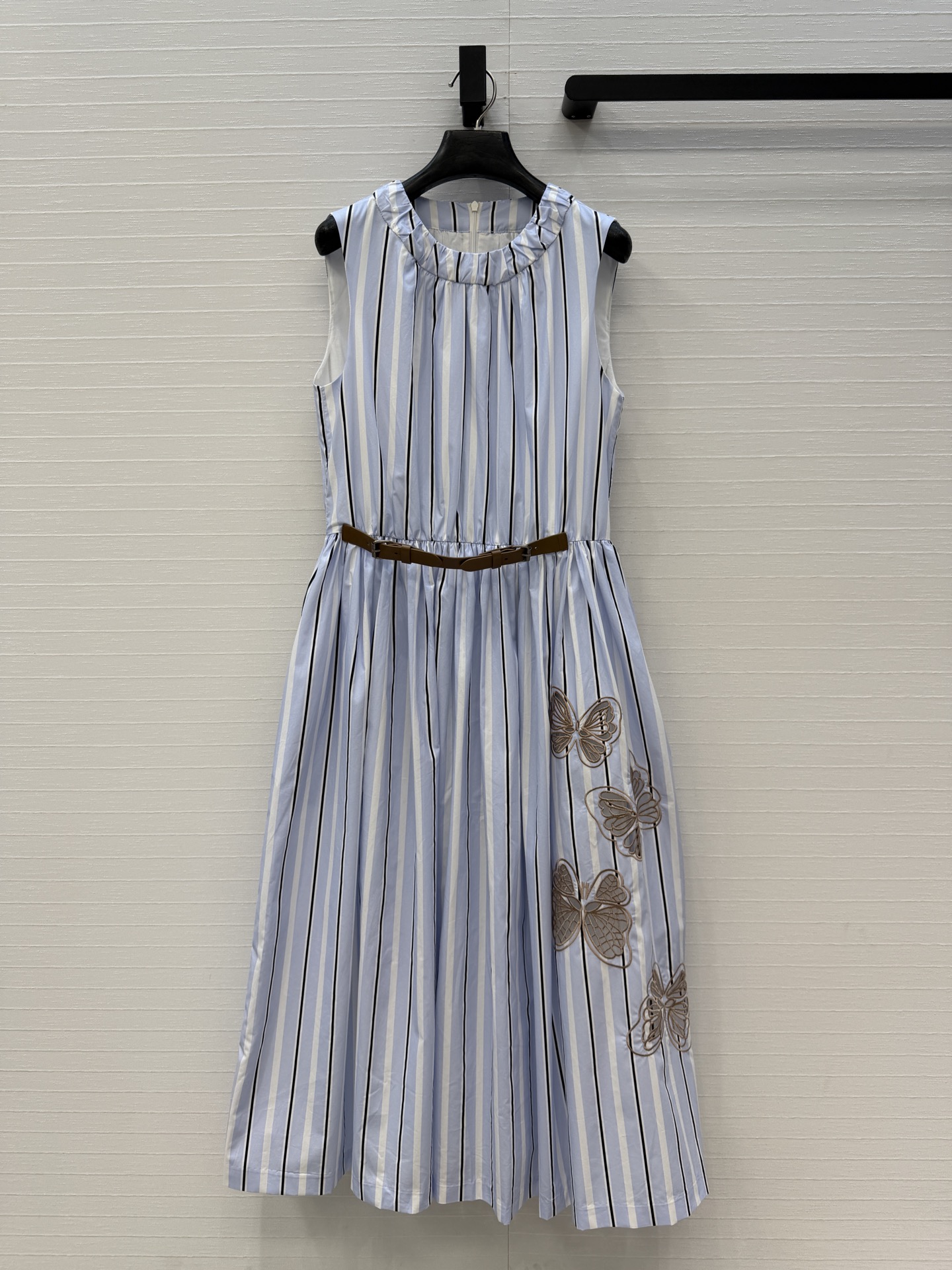 NO:783184,Highly recommended Dice k*26 new French holiday style blue and white striped sleeveless dress, skirt embellished with butterfly embroidery, exquisite and artistic, brown leather belt at the waist modifies the figure, full of elegance. Easy to get fresh and natural style for daily and vacation, pure cotton fabric, four sizes in one color, S size. Bust 94, waist 70, skirt length 119., Dior-clothing, dior, skirts,19860909强烈推荐Dice k*26新品法式度假风 蓝白条纹无袖连衣裙,裙身蝴蝶刺绣点缀,精致又有艺术感,腰部棕色皮质腰带修饰身形,优雅气质满分.日常、度假清新自然风轻松get,纯棉面料,一色四码,S码.胸围94,腰围70,裙长119.,迪奥-服装,dior,skirts,,Women's clothing