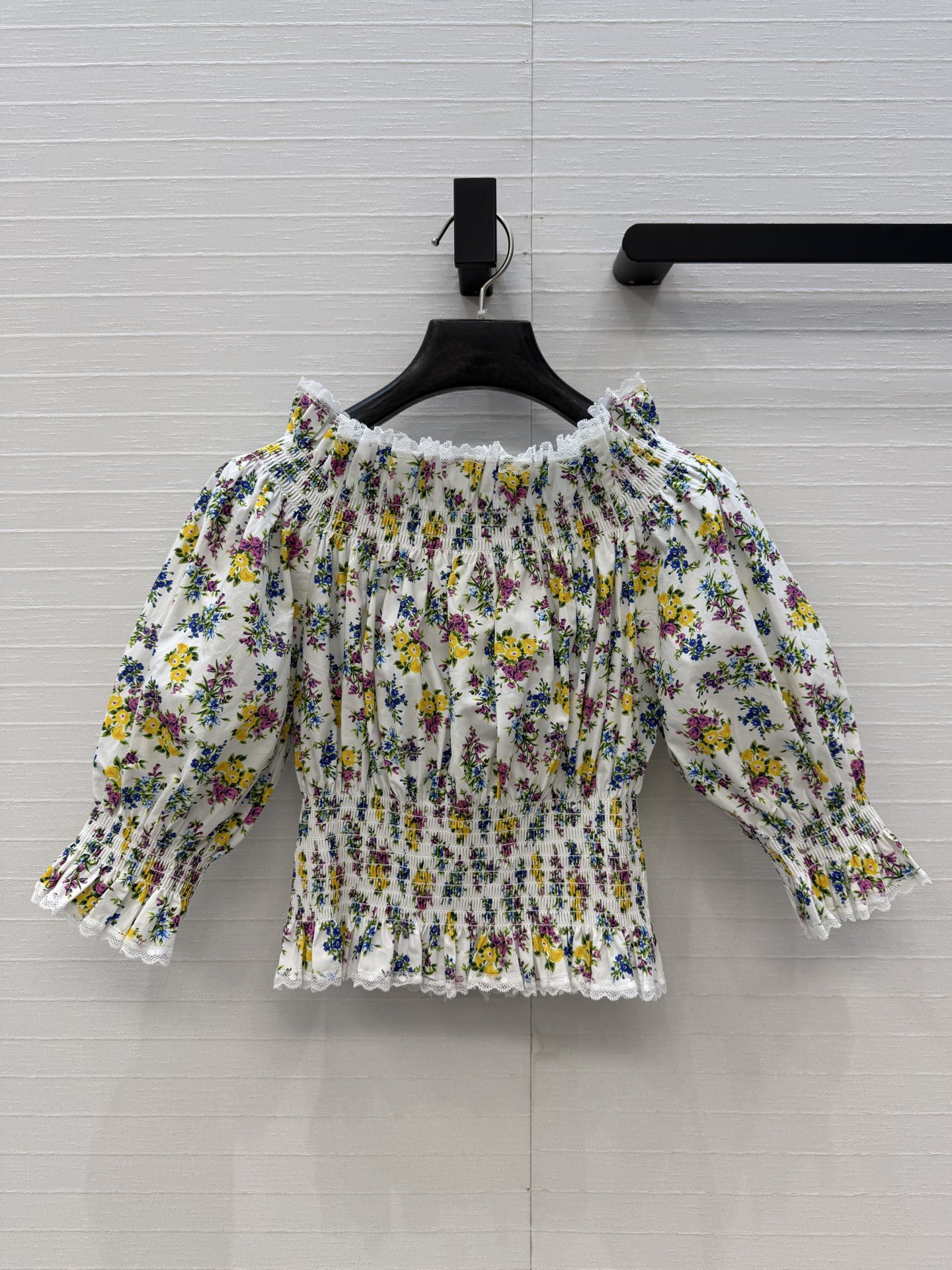NO:780689,Highly recommend Dloce&G*26 new spring and summer floral one-shoulder top. The pure cotton printed fabric is breathable and comfortable, perfect for spring and summer!  White base with colorful florals is romantic and sweet, puff sleeves + ruffle design, full of feminine temperament. The waist is elasticated to show the body curve, and paired with high-waisted shorts or skirts, you can easily create a fresh and sweet style. Three sizes in one color. S size. Bust 86, length 38..., Dolce & Gabbana - Clothing, Dolce&Gabbana, skirts, shorts,19860909强烈推荐Dloce&G*26春夏新品碎花一字肩上衣,纯棉印花面料透气又舒适,春夏穿超合适！白色底配多彩碎花浪漫又甜美,泡泡袖+荷叶边设计,柔美气质满分.腰部打揽松紧收腰显身材曲线,搭配高腰短裤或半裙,轻松打造清新甜美风,一色三码.S码.胸围86,衣长38..,杜嘉班纳-服装,Dolce&Gabbana,skirts,shorts,,Women's clothing