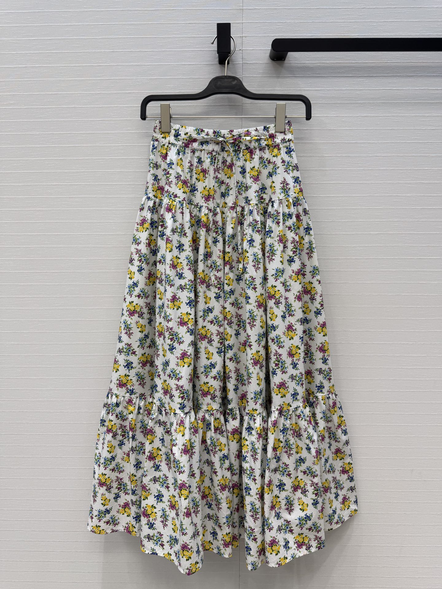 NO:780681,Highly recommend Dloce&G*26 new spring and summer floral long skirt, the pure cotton printed fabric is breathable and comfortable, perfect for spring and summer!  The white base with colorful florals is romantic and sweet, the elastic waist and ruffled stitching design create a layered feel, and the feminine temperament is perfect to easily create a fresh and sweet style. Three sizes in one color. Size S. Waist 62, skirt length 97..., Dolce & Gabbana - Clothing, Dolce&Gabbana, skirts,19860909强烈推荐Dloce&G*26春夏新品碎花长半裙,纯棉印花面料透气又舒适,春夏穿超合适！白色底配多彩碎花浪漫又甜美,松紧腰荷叶边拼接设计层次感,柔美气质满分轻松打造清新甜美风,一色三码.S码.腰围62,裙长97..,杜嘉班纳-服装,Dolce&Gabbana,skirts,,Women's clothing