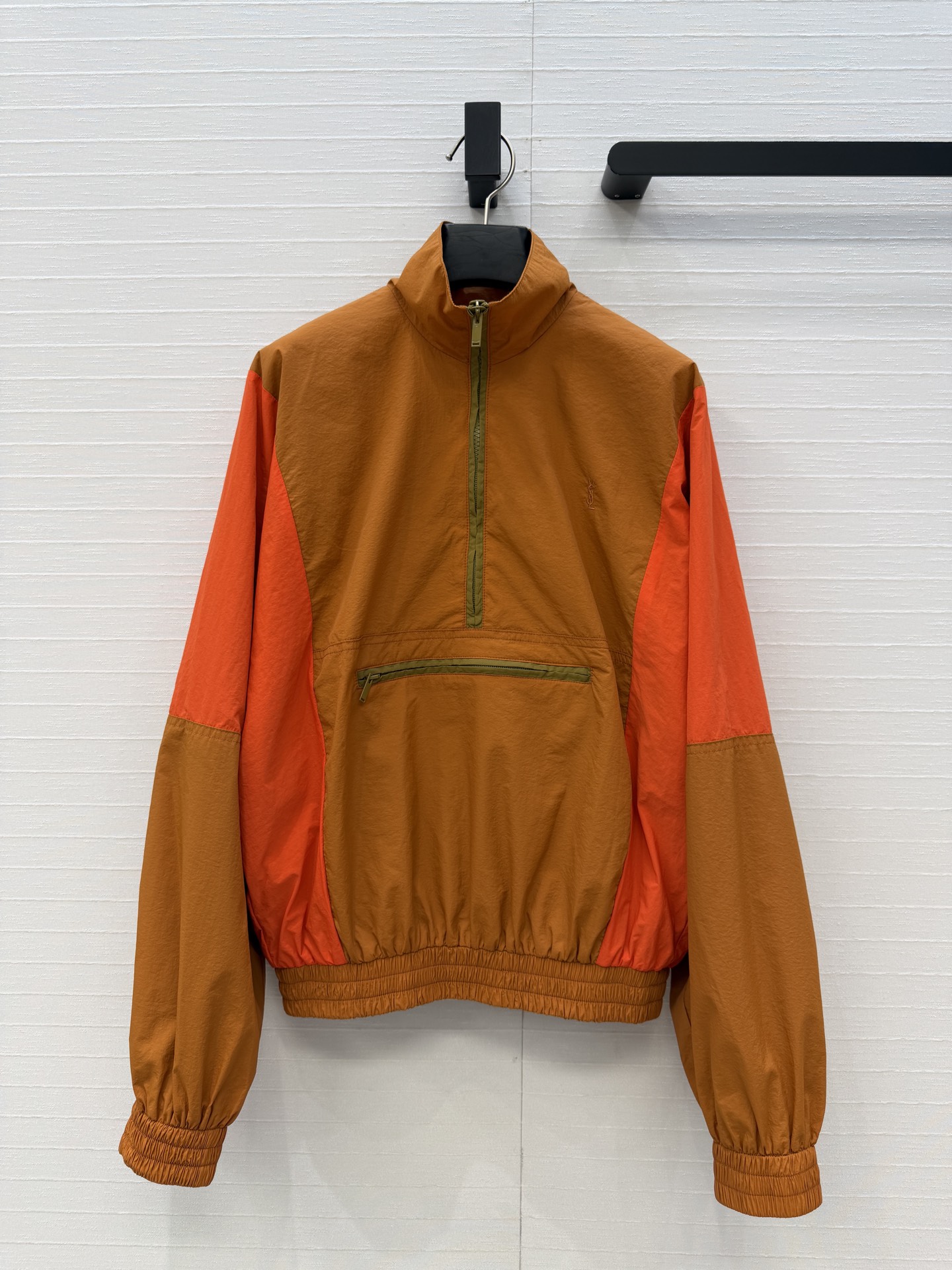 NO:783175,Highly recommend YSL's new spring sports style color-blocked sweatshirt. The bold contrasting color design is super eye-catching and stress-free for daily wear. The classic logo embroidery is loose and unobtrusive, with a half-zip stand-up collar. The elasticated cinch version is casual and sporty, simple and textured. It can be easily controlled for daily leisure and outdoor activities. Two colors and three sizes, size 36. Dropped shoulders, bust 120, length 60., women's clothing, saint laurent, hoodie, sweatshirts,19860909强烈推荐YSL春季新品运动风拼色冲锋卫衣,大胆撞色设计超吸睛日常穿搭无压力.经典logo刺绣宽松版型不挑人,半拉链式立领 松紧收口版型休闲运动简约又有质感,日常休闲、户外活动都能轻松驾驭轻松get,两色三码,36码.落肩,胸围120,衣长60.,女装,saint laurent,hoodie,sweatshirts,,Women's clothing