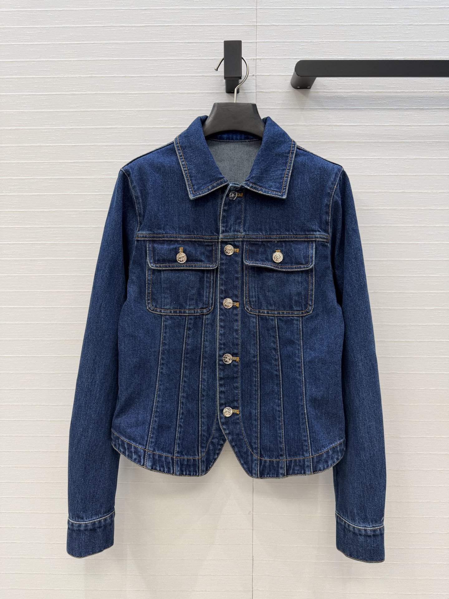 NO:780695,Highly recommended 26P spring and summer series retro workwear waist denim jacket, new minimalist French style, three-dimensional tailoring, waist waist design to show off the body curve. Multiple pockets + metal buttons, practical and detailed, casual and handsome without being picky, three sizes in one color, size 36, shoulder width 38, bust 88, length 55., Chanel - clothing, chanel, jackets & coats,19860909强烈推荐26P春夏系列 复古工装收腰牛仔夹克,全新极简法式风格,立体剪裁修身,腰部收腰设计超显身材曲线.多口袋+金属纽扣,实用又有细节感,休闲帅气不挑人,一色三码,36码,肩宽38,胸围88,衣长55.,香奈儿-服装,chanel,jackets & coats,,Women's clothing