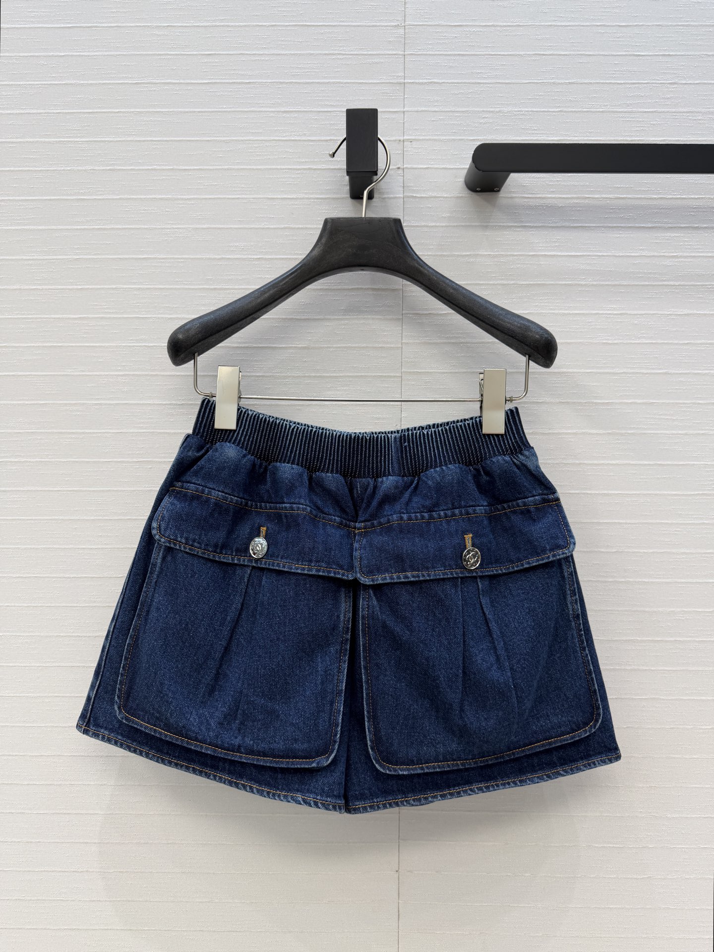 NO:780704,Highly recommended 26P spring and summer series, retro workwear large pocket shorts, new minimalist French style, high-quality cotton fabric, classic elastic waist design to reduce age and style. Clean wide-leg tailoring upper body, casual and handsome, one color, three sizes, size 36. Waist 60, hip 98, trouser length 34., Chanel-clothing, chanel, shorts,19860909强烈推荐26P春夏系列 复古工装大口袋短裤,全新极简法式风格,高品质棉质面料,经典松紧腰头设计减龄少风 利落宽腿剪裁上身随性洒脱,休闲不失帅气感一色三码,36码.腰围60,臀围98,裤长34.,香奈儿-服装,chanel,shorts,,Women's clothing