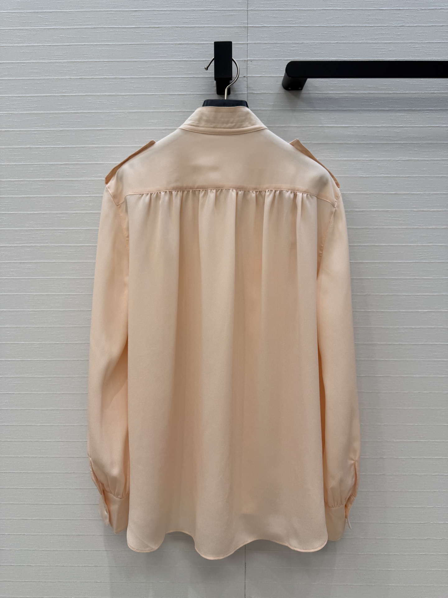 强烈推荐❤️Chlo*新品双口袋气质衬衫，肩褶细节设计 宽松版型上身随性优雅又温柔！百搭不挑人！白富美必