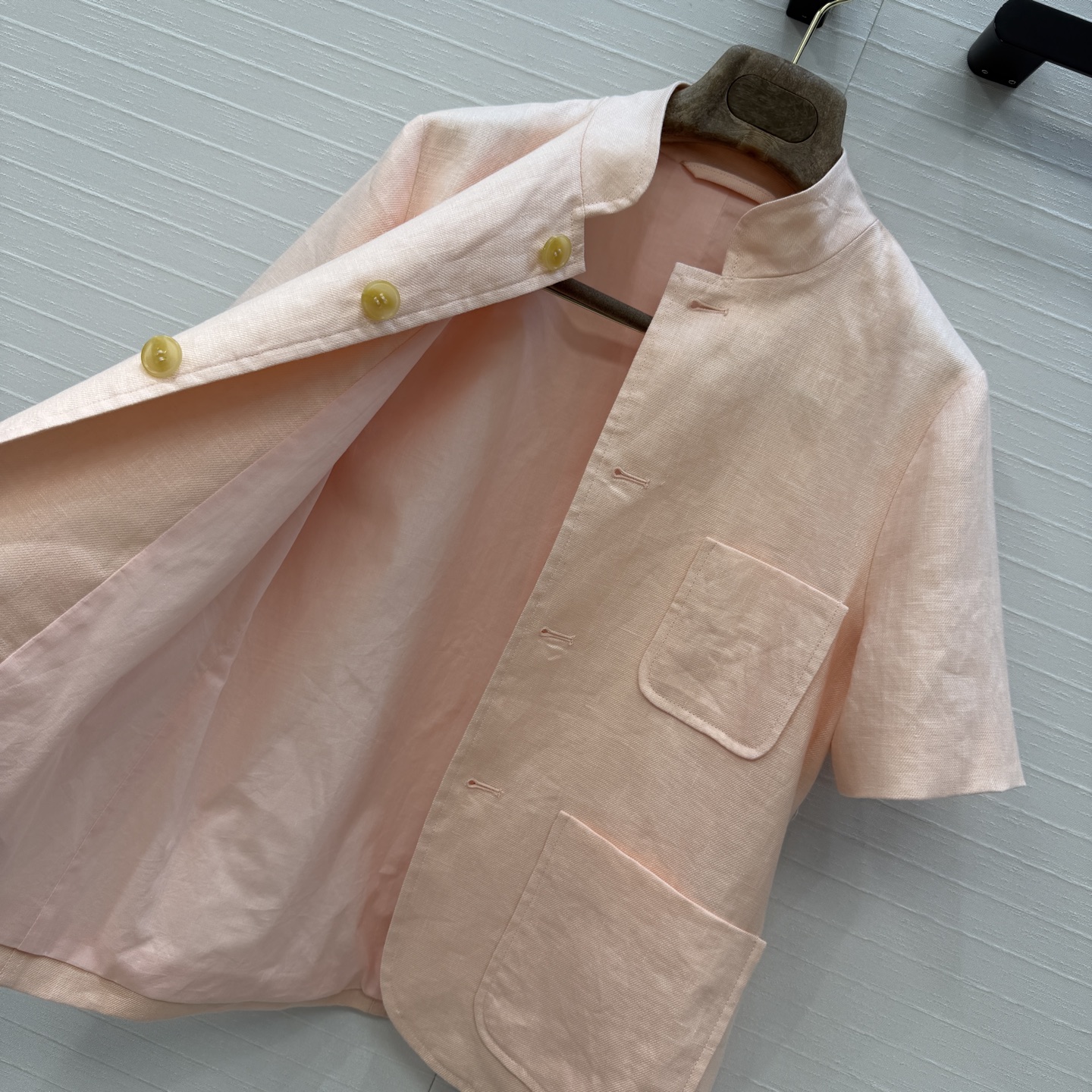 高端原单品质❤️行走的高定，LP高奢老钱风穿搭，高定亚麻spagna mini立领夹克短袖外套。天然牛角