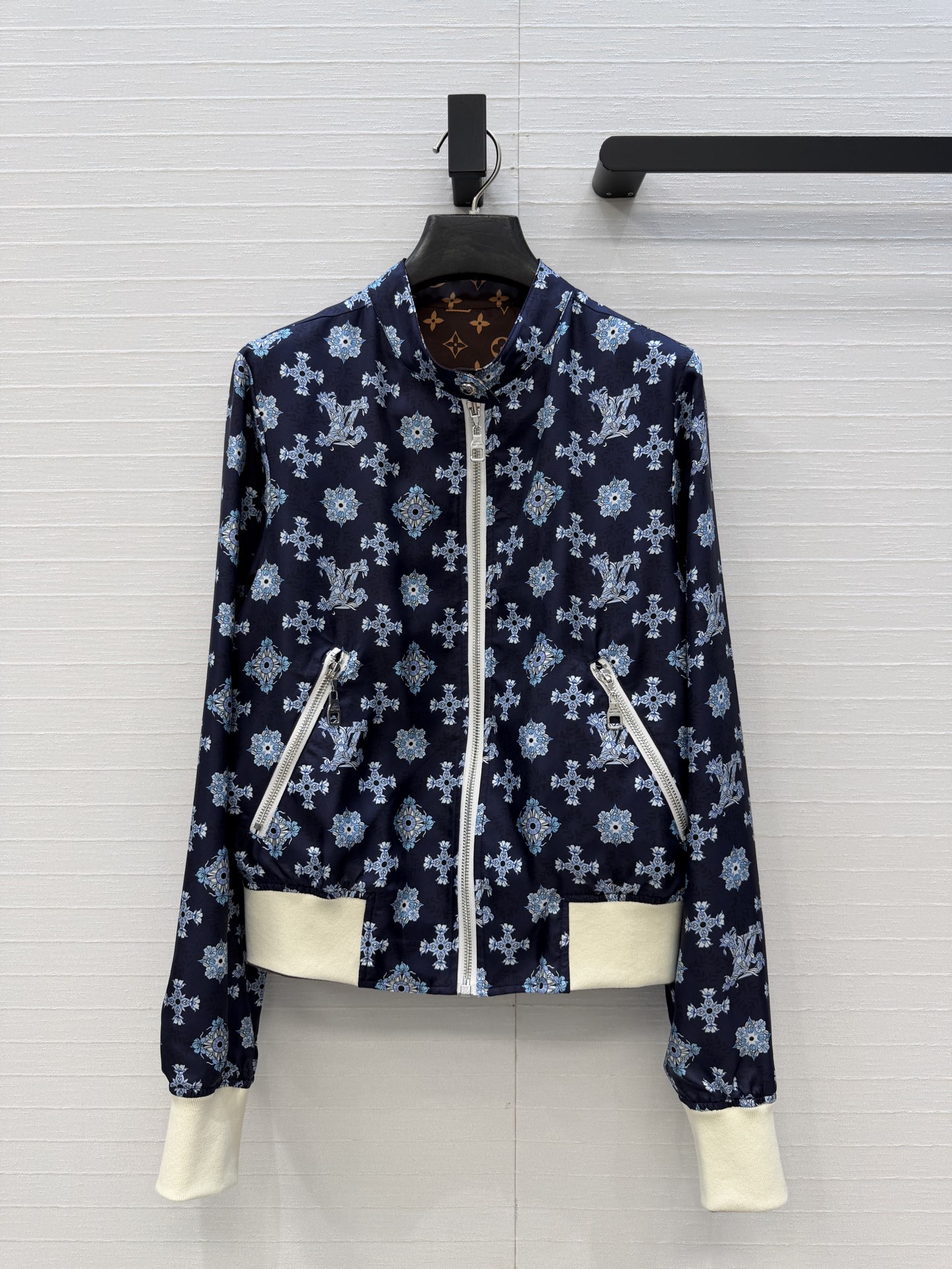 独家首发❤️原单品质26春夏新品蓝色MONOGRAM花㚏印花真丝夹克外套！100%真丝斜纹绸，双面可穿设