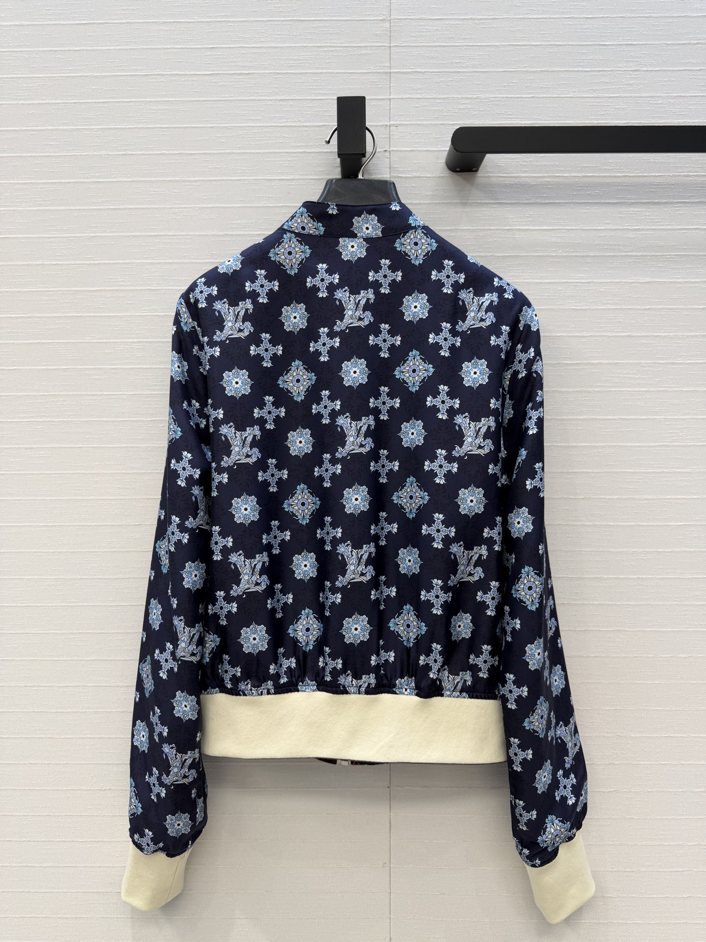 独家首发❤️原单品质26春夏新品蓝色MONOGRAM花㚏印花真丝夹克外套！100%真丝斜纹绸，双面可穿设