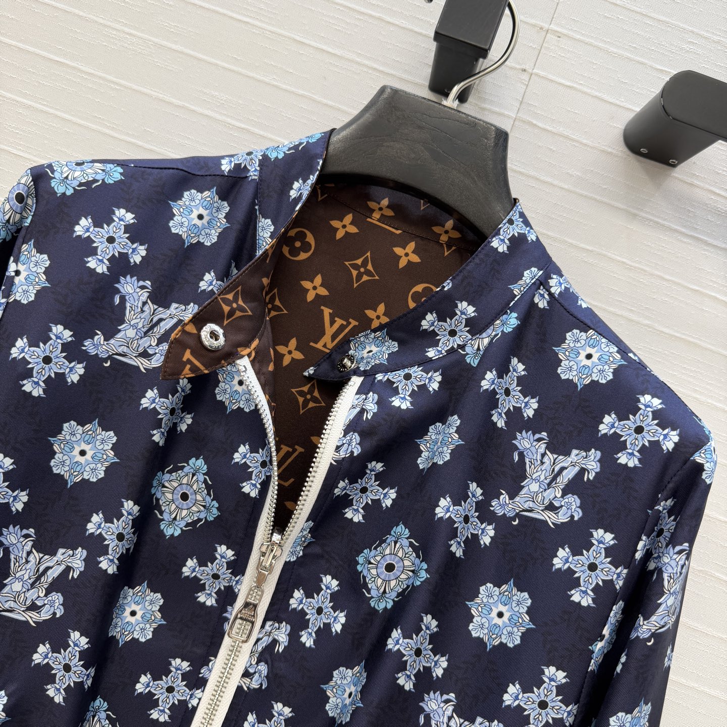 独家首发❤️原单品质26春夏新品蓝色MONOGRAM花㚏印花真丝夹克外套！100%真丝斜纹绸，双面可穿设