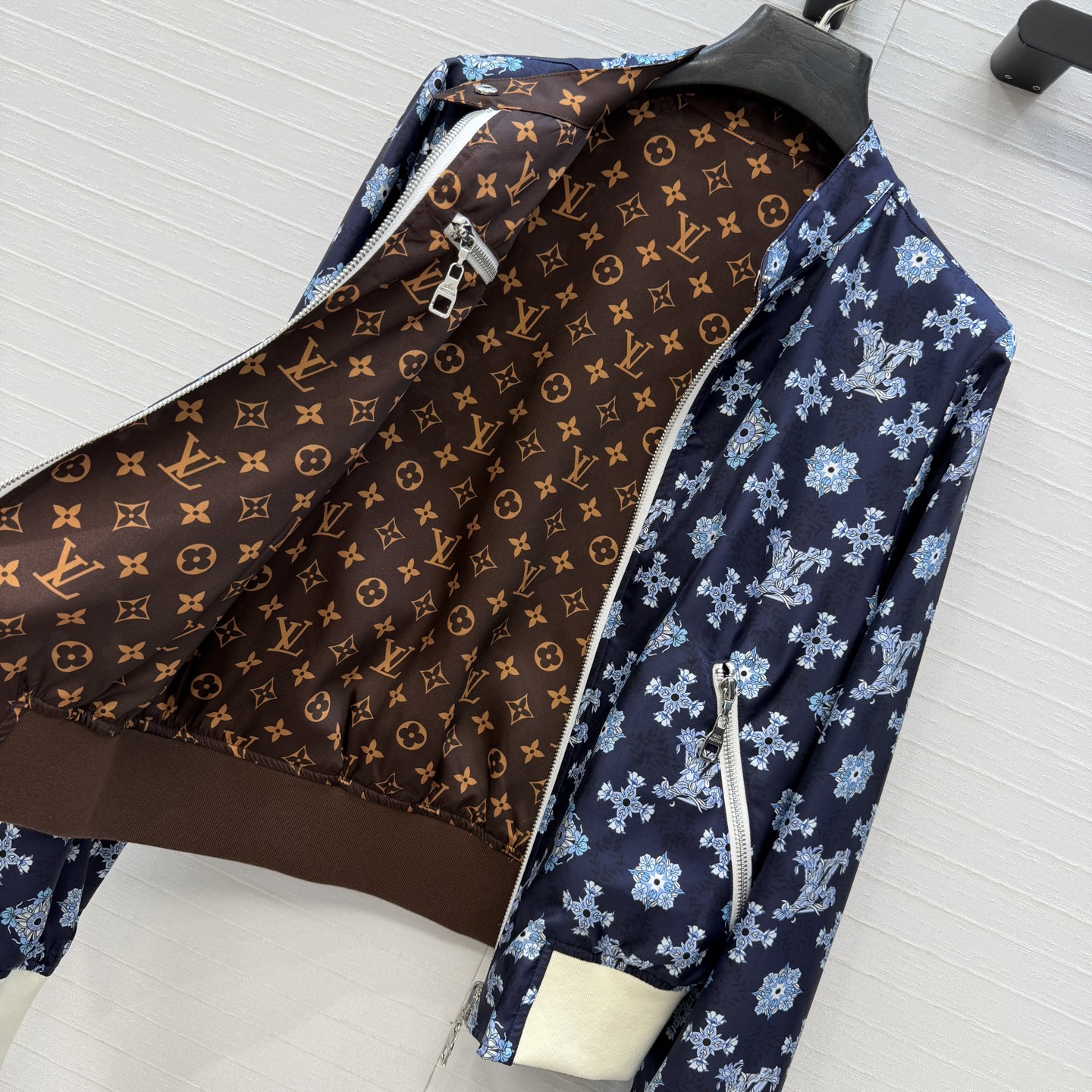 独家首发❤️原单品质26春夏新品蓝色MONOGRAM花㚏印花真丝夹克外套！100%真丝斜纹绸，双面可穿设