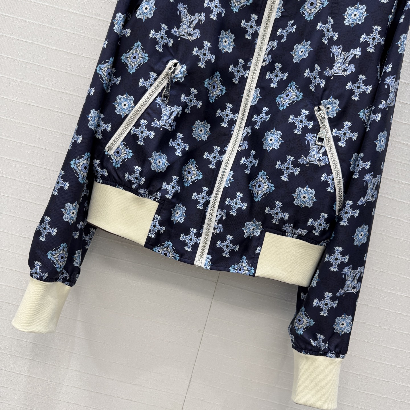 独家首发❤️原单品质26春夏新品蓝色MONOGRAM花㚏印花真丝夹克外套！100%真丝斜纹绸，双面可穿设