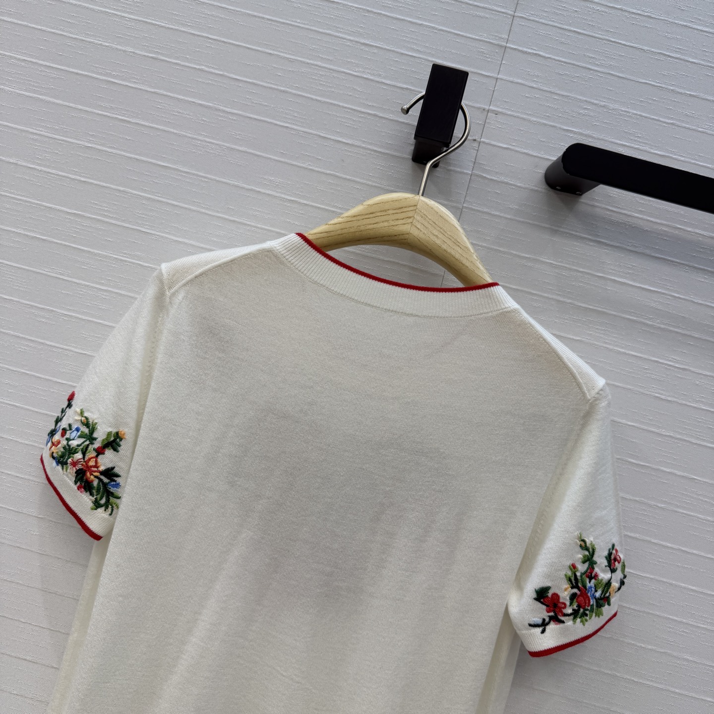 高端原单品质💋Miss D26s早春新品，花园世界系列刺绣针织短袖毛衣。80支进口羊毛❤️定位立体刺绣精