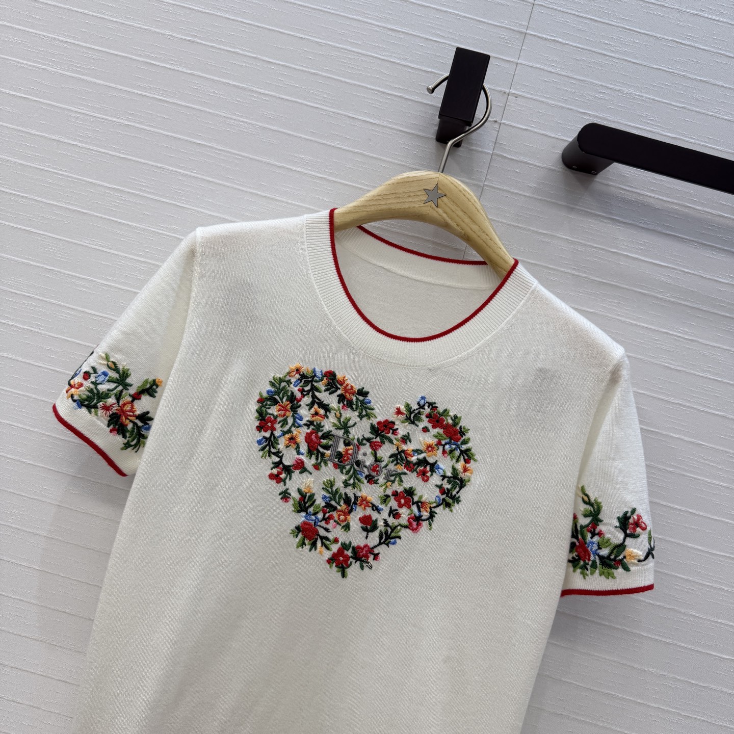 高端原单品质💋Miss D26s早春新品，花园世界系列刺绣针织短袖毛衣。80支进口羊毛❤️定位立体刺绣精