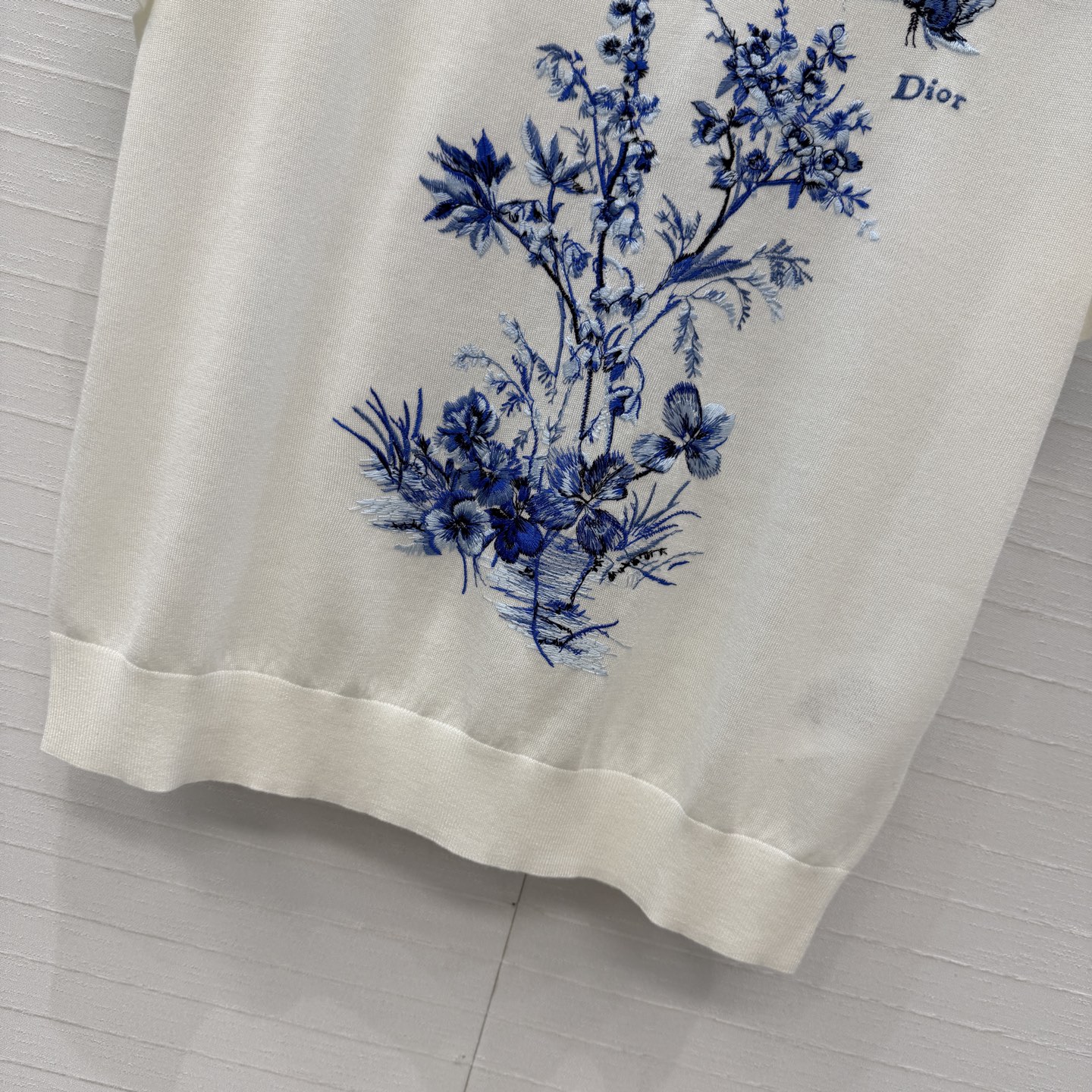 原单品质💋Miss D26s早春新品，花园世界系列东方美学刺绣针织短袖看衣。桑蚕丝羊毛混纺纱线质感细腻。