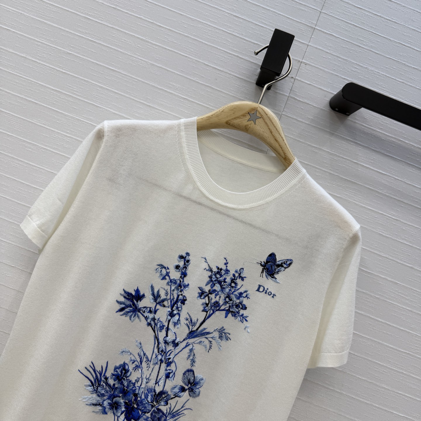 原单品质💋Miss D26s早春新品，花园世界系列东方美学刺绣针织短袖看衣。桑蚕丝羊毛混纺纱线质感细腻。