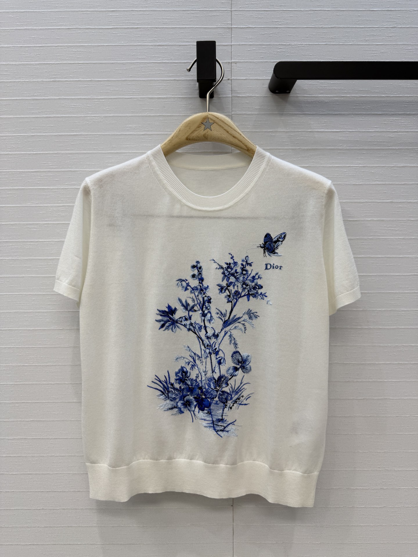 原单品质💋Miss D26s早春新品，花园世界系列东方美学刺绣针织短袖看衣。桑蚕丝羊毛混纺纱线质感细腻。