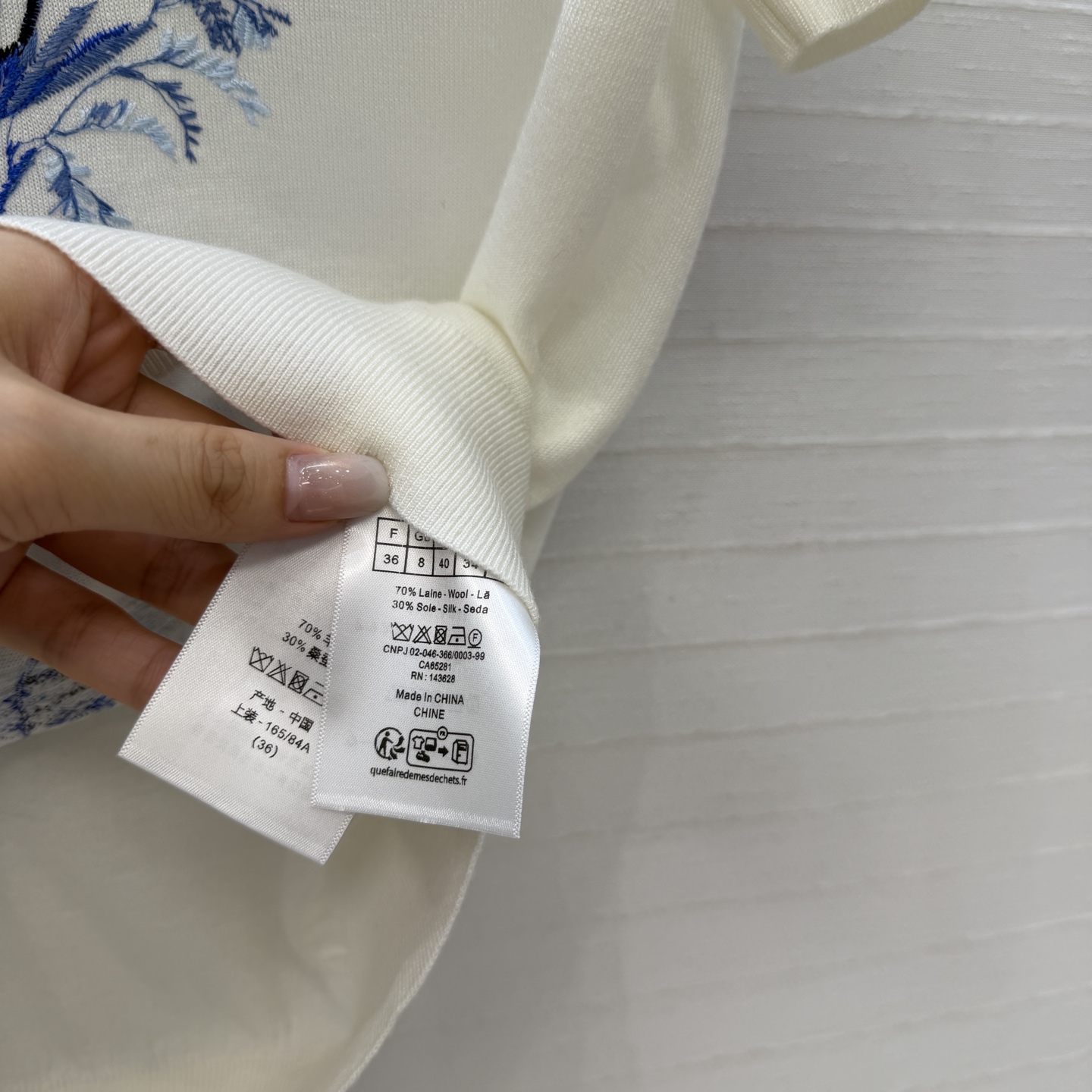 原单品质💋Miss D26s早春新品，花园世界系列东方美学刺绣针织短袖看衣。桑蚕丝羊毛混纺纱线质感细腻。