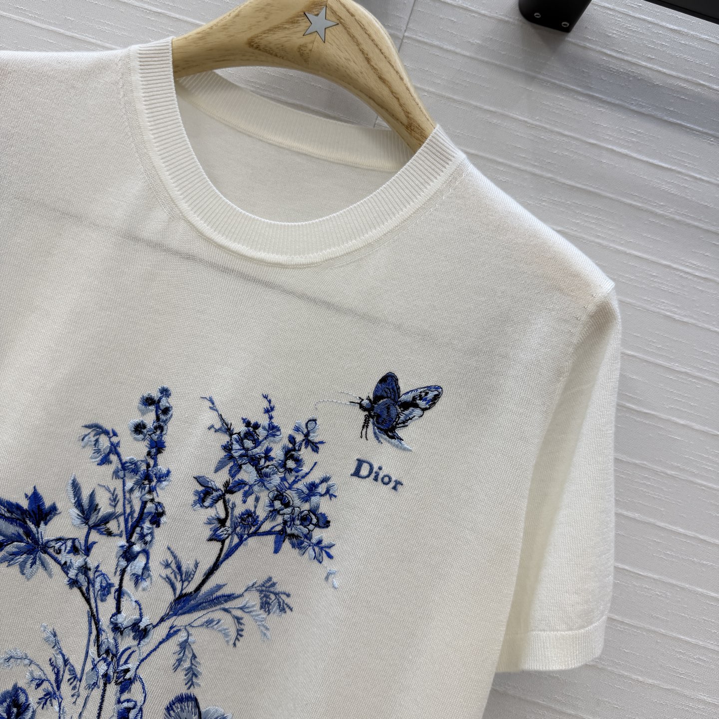 原单品质💋Miss D26s早春新品，花园世界系列东方美学刺绣针织短袖看衣。桑蚕丝羊毛混纺纱线质感细腻。