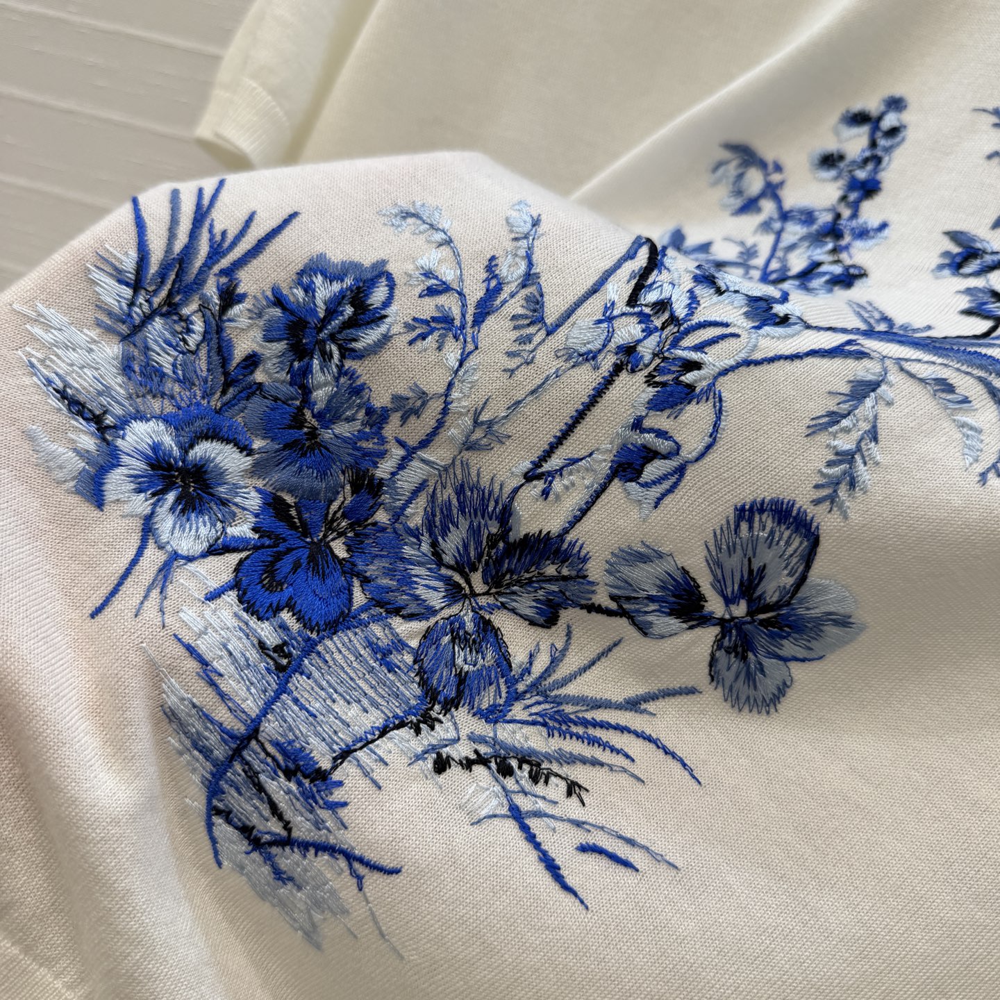 原单品质💋Miss D26s早春新品，花园世界系列东方美学刺绣针织短袖看衣。桑蚕丝羊毛混纺纱线质感细腻。