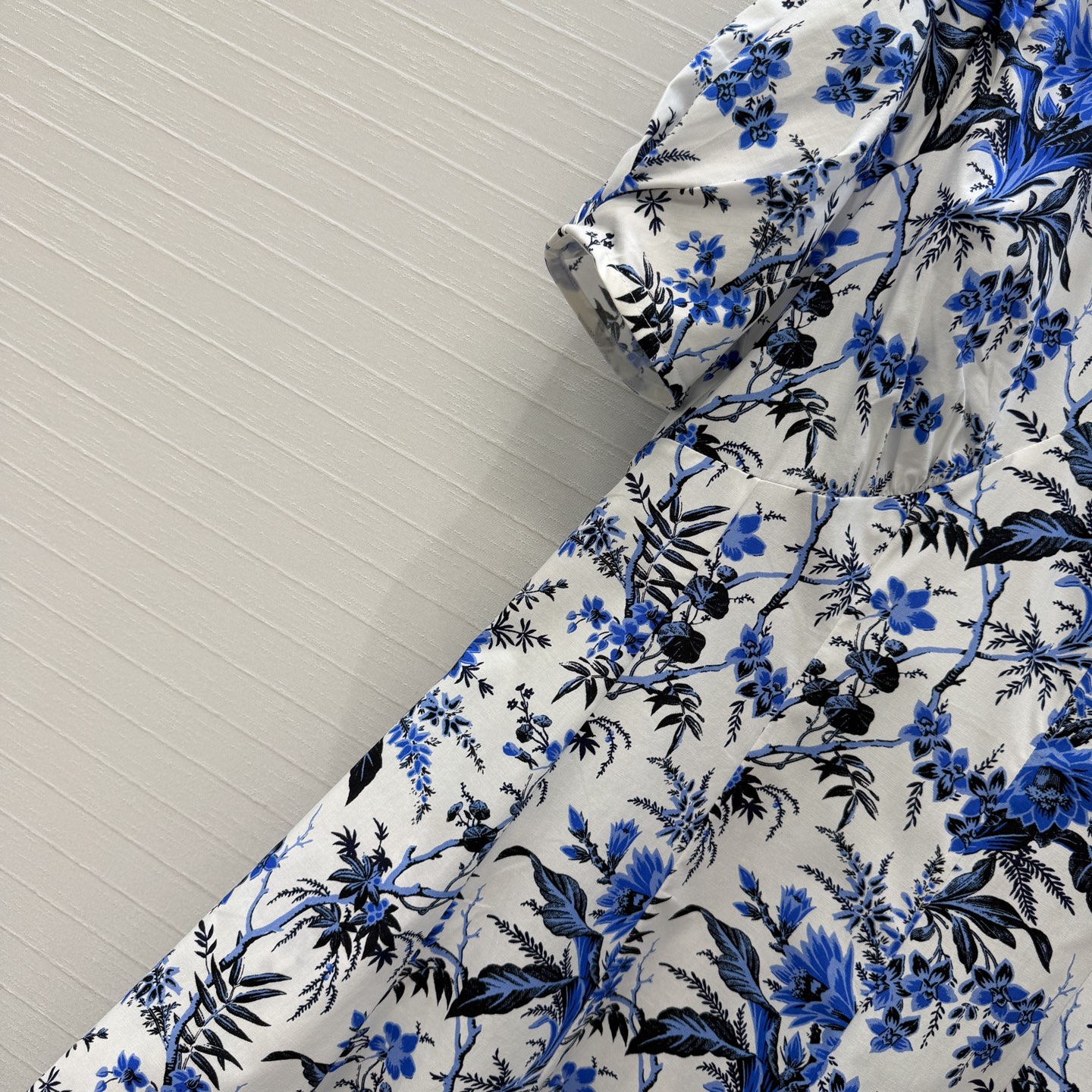 强烈推荐❤️D V F春夏新品绿野仙踪印花连衣裙，V领设计自然修饰肩颈线条，木耳褶泡泡短袖增添甜美元素；