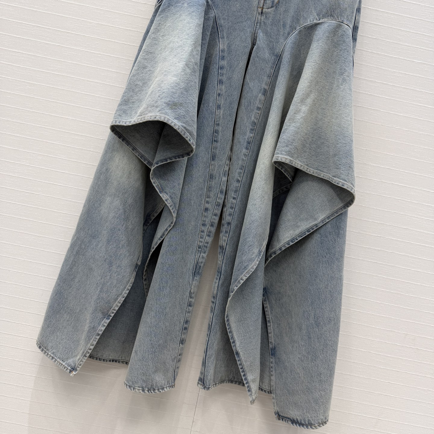 独家首发❤️Alai*新品时髦精穿搭！荷叶边做旧工艺洗水牛仔裤！品牌调性荷叶边剪裁设计版型走路带风随性摇