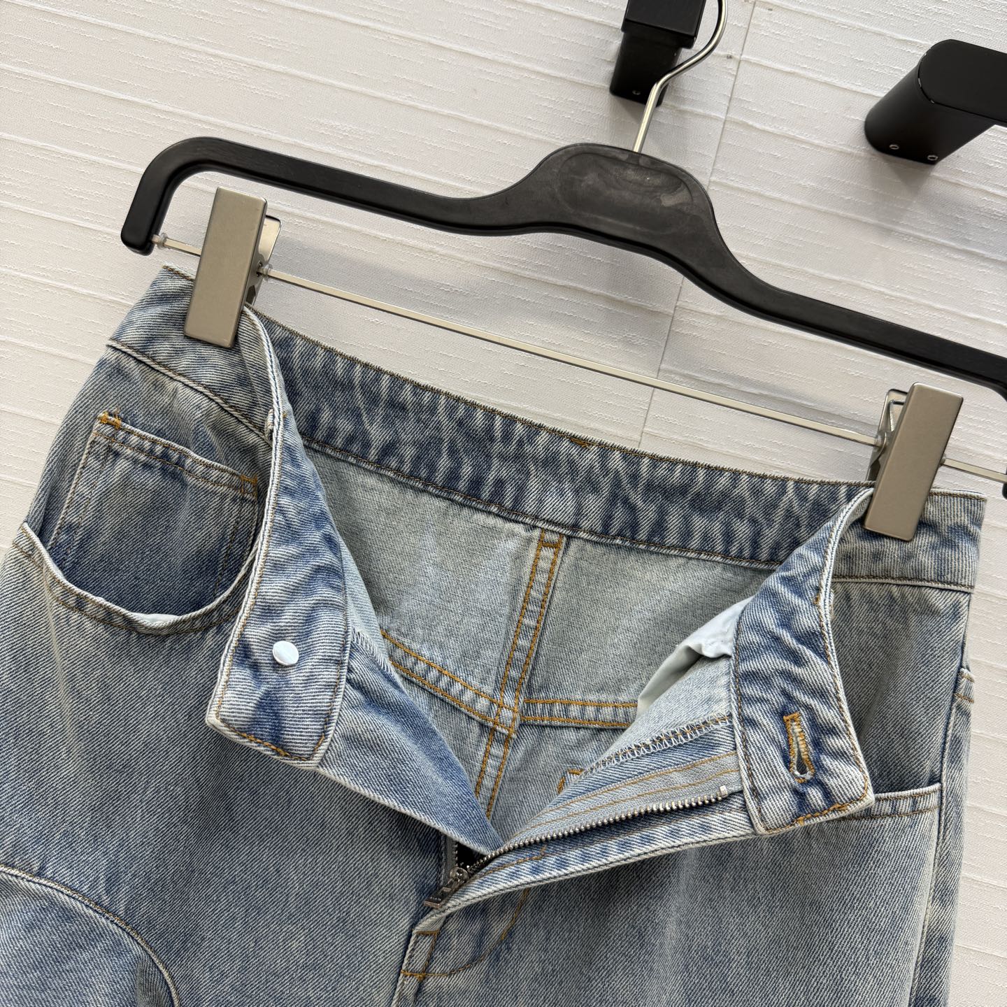 独家首发❤️Alai*新品时髦精穿搭！荷叶边做旧工艺洗水牛仔裤！品牌调性荷叶边剪裁设计版型走路带风随性摇