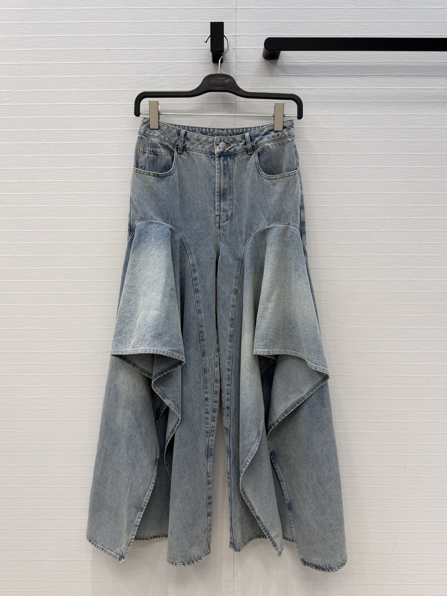 独家首发❤️Alai*新品时髦精穿搭！荷叶边做旧工艺洗水牛仔裤！品牌调性荷叶边剪裁设计版型走路带风随性摇