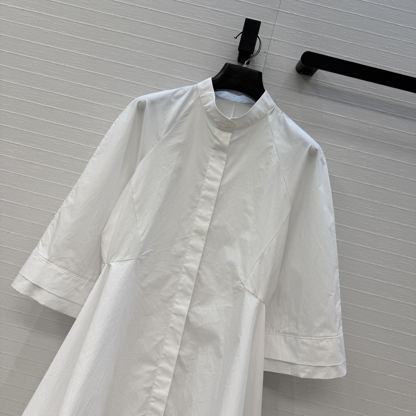 独家首发！Alai*新品不规则衬式短袖连衣裙。廓形感满分。不规则裙摆剪裁 收腰版型百搭不挑人！修饰身形还