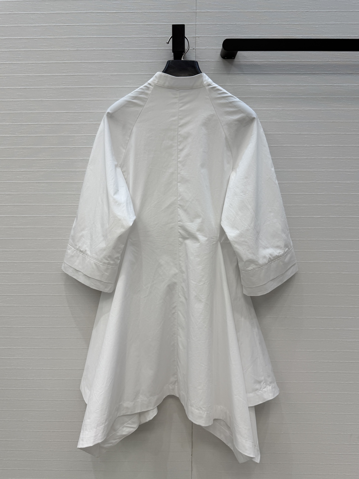 独家首发！Alai*新品不规则衬式短袖连衣裙。廓形感满分。不规则裙摆剪裁 收腰版型百搭不挑人！修饰身形还