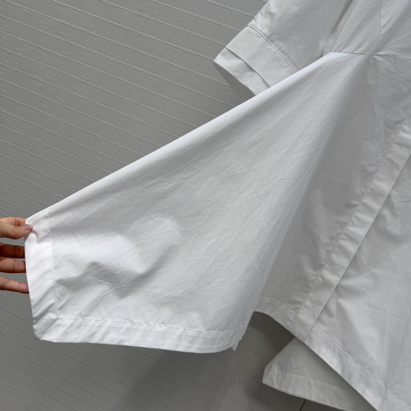 独家首发！Alai*新品不规则衬式短袖连衣裙。廓形感满分。不规则裙摆剪裁 收腰版型百搭不挑人！修饰身形还