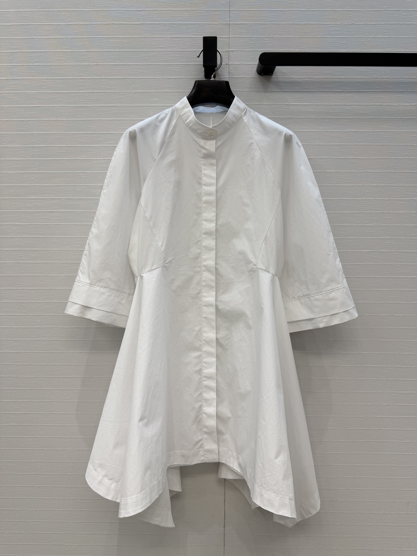 独家首发！Alai*新品不规则衬式短袖连衣裙。廓形感满分。不规则裙摆剪裁 收腰版型百搭不挑人！修饰身形还