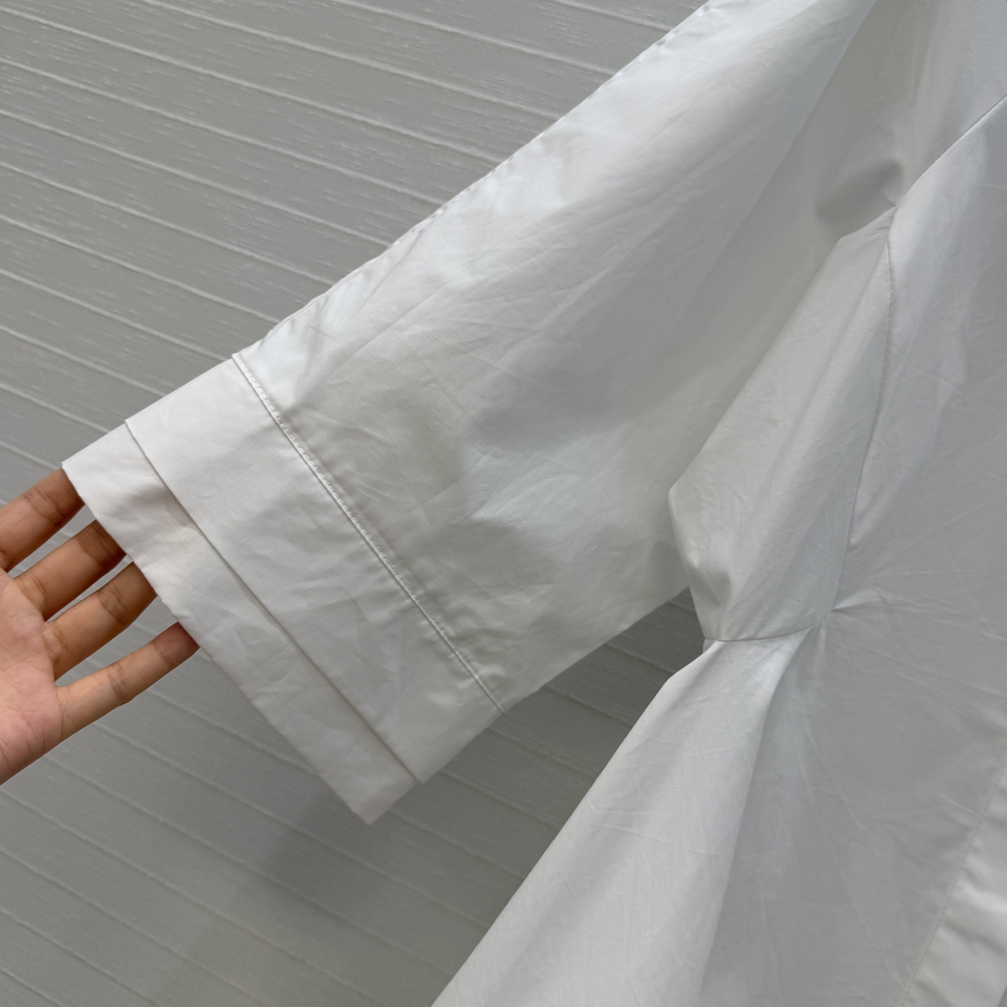 独家首发！Alai*新品不规则衬式短袖连衣裙。廓形感满分。不规则裙摆剪裁 收腰版型百搭不挑人！修饰身形还