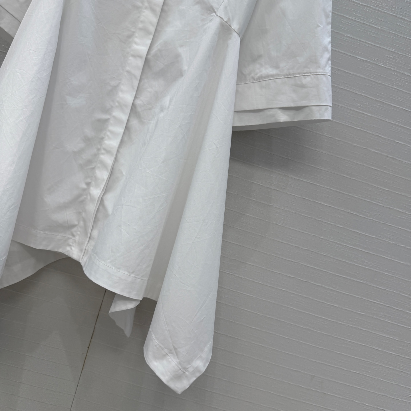 独家首发！Alai*新品不规则衬式短袖连衣裙。廓形感满分。不规则裙摆剪裁 收腰版型百搭不挑人！修饰身形还