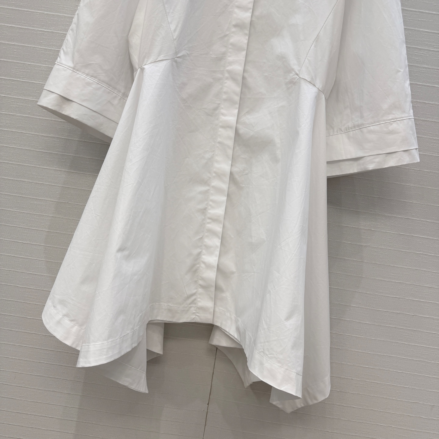 独家首发！Alai*新品不规则衬式短袖连衣裙。廓形感满分。不规则裙摆剪裁 收腰版型百搭不挑人！修饰身形还