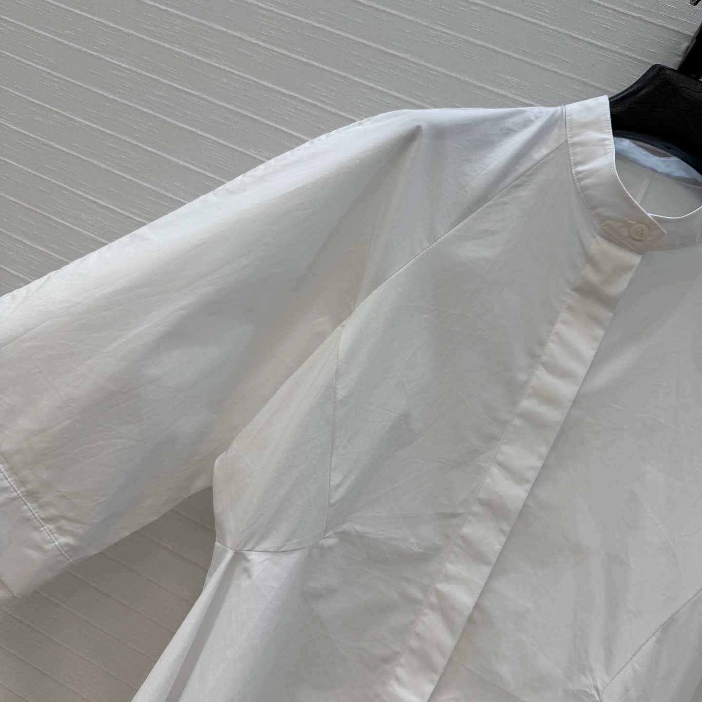 独家首发！Alai*新品不规则衬式短袖连衣裙。廓形感满分。不规则裙摆剪裁 收腰版型百搭不挑人！修饰身形还