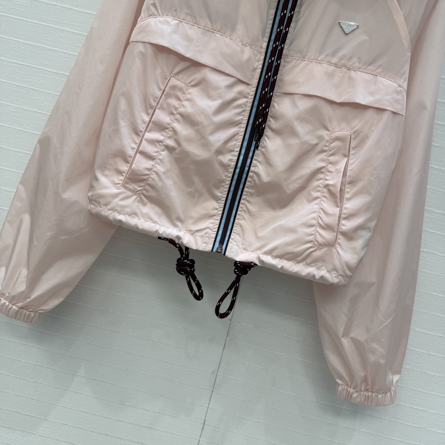 强烈推荐❤️PR春夏新品冰粉色连帽防晒外套，抽绳连帽＋酒红编织绳，胸前三角徽标，低调又有品牌感，短款版型