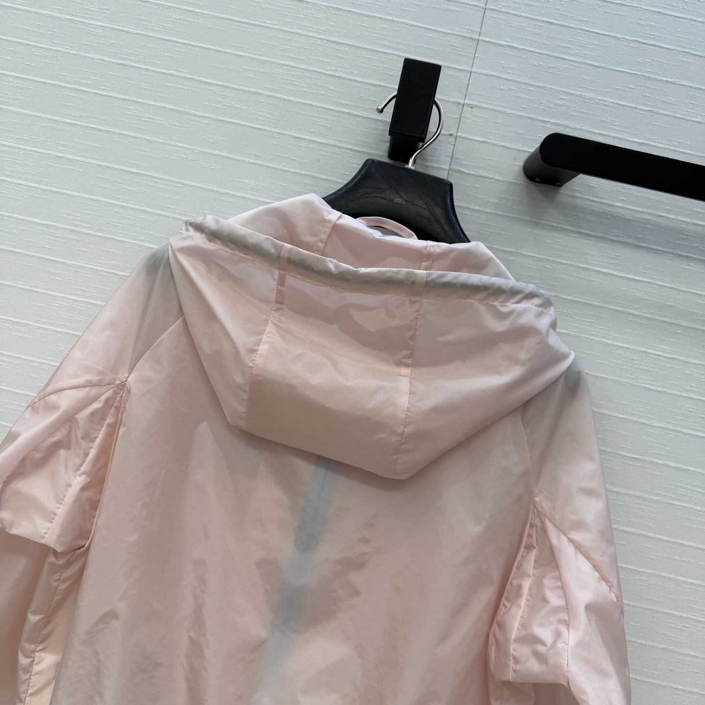 强烈推荐❤️PR春夏新品冰粉色连帽防晒外套，抽绳连帽＋酒红编织绳，胸前三角徽标，低调又有品牌感，短款版型