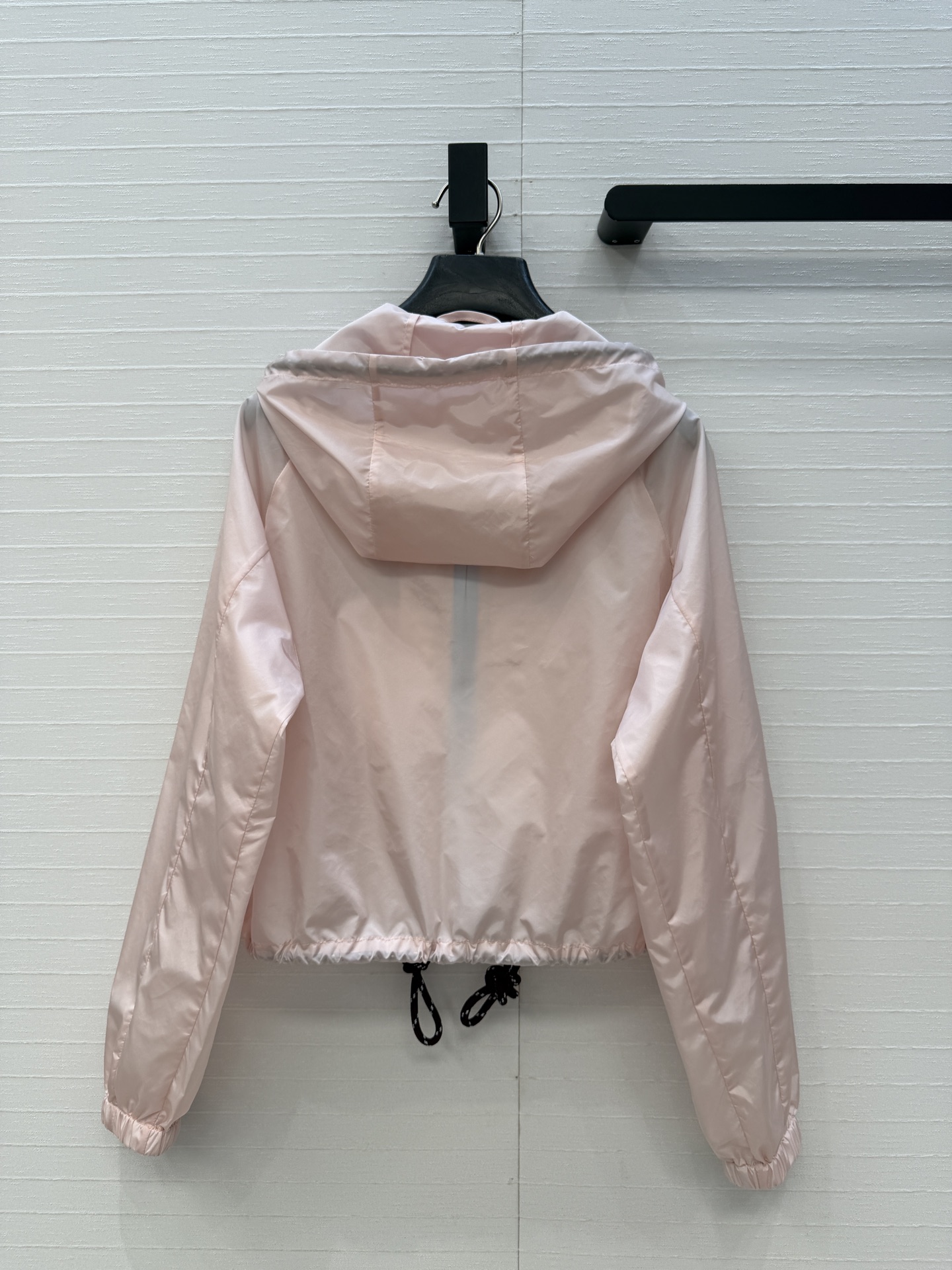 强烈推荐❤️PR春夏新品冰粉色连帽防晒外套，抽绳连帽＋酒红编织绳，胸前三角徽标，低调又有品牌感，短款版型