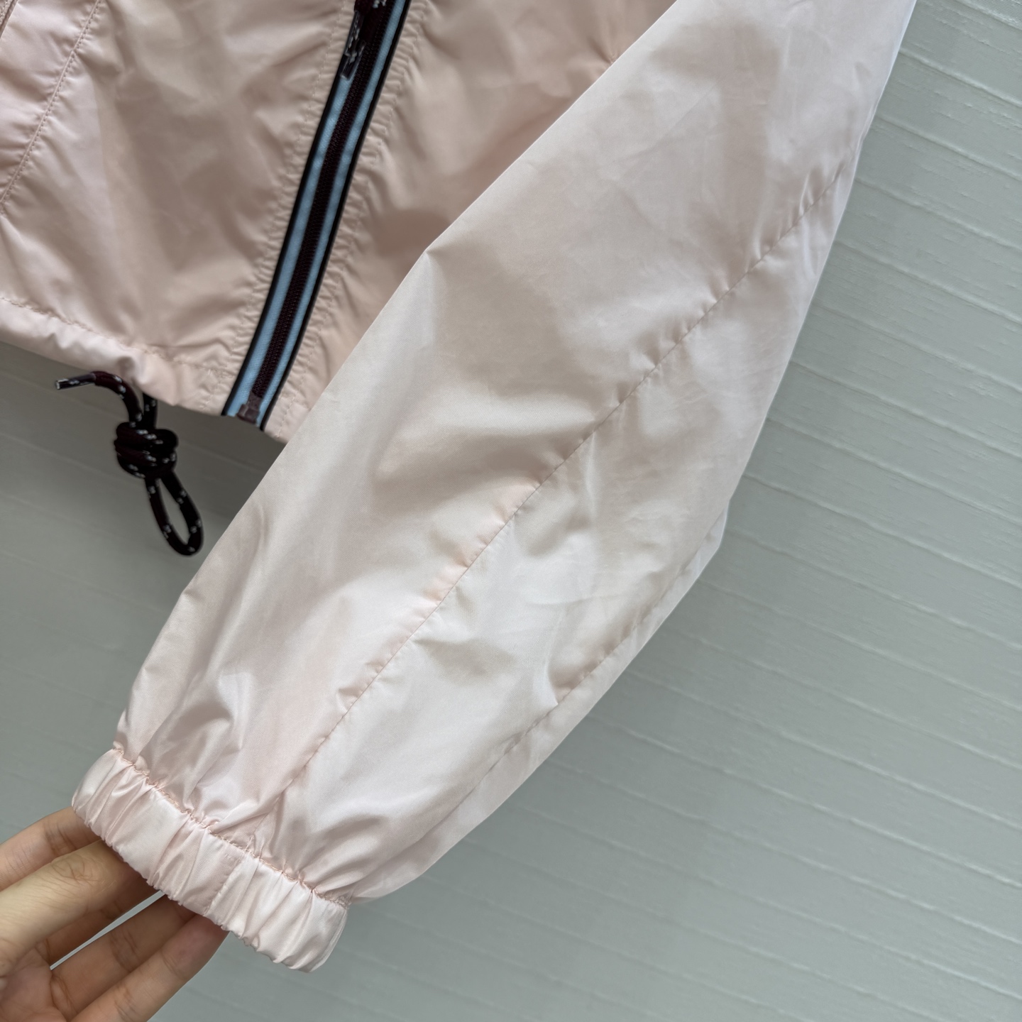 强烈推荐❤️PR春夏新品冰粉色连帽防晒外套，抽绳连帽＋酒红编织绳，胸前三角徽标，低调又有品牌感，短款版型