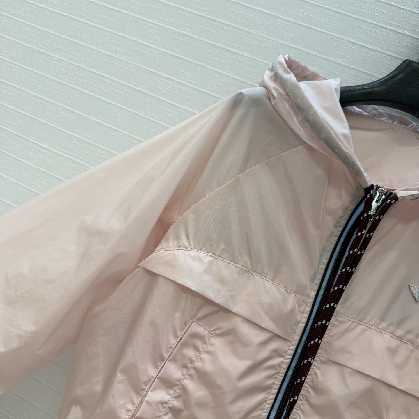 强烈推荐❤️PR春夏新品冰粉色连帽防晒外套，抽绳连帽＋酒红编织绳，胸前三角徽标，低调又有品牌感，短款版型