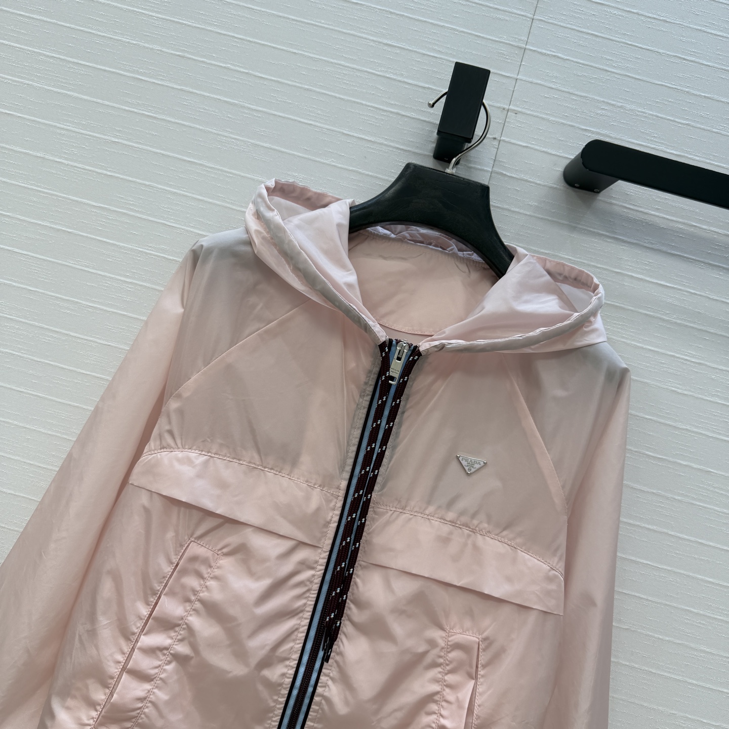 强烈推荐❤️PR春夏新品冰粉色连帽防晒外套，抽绳连帽＋酒红编织绳，胸前三角徽标，低调又有品牌感，短款版型