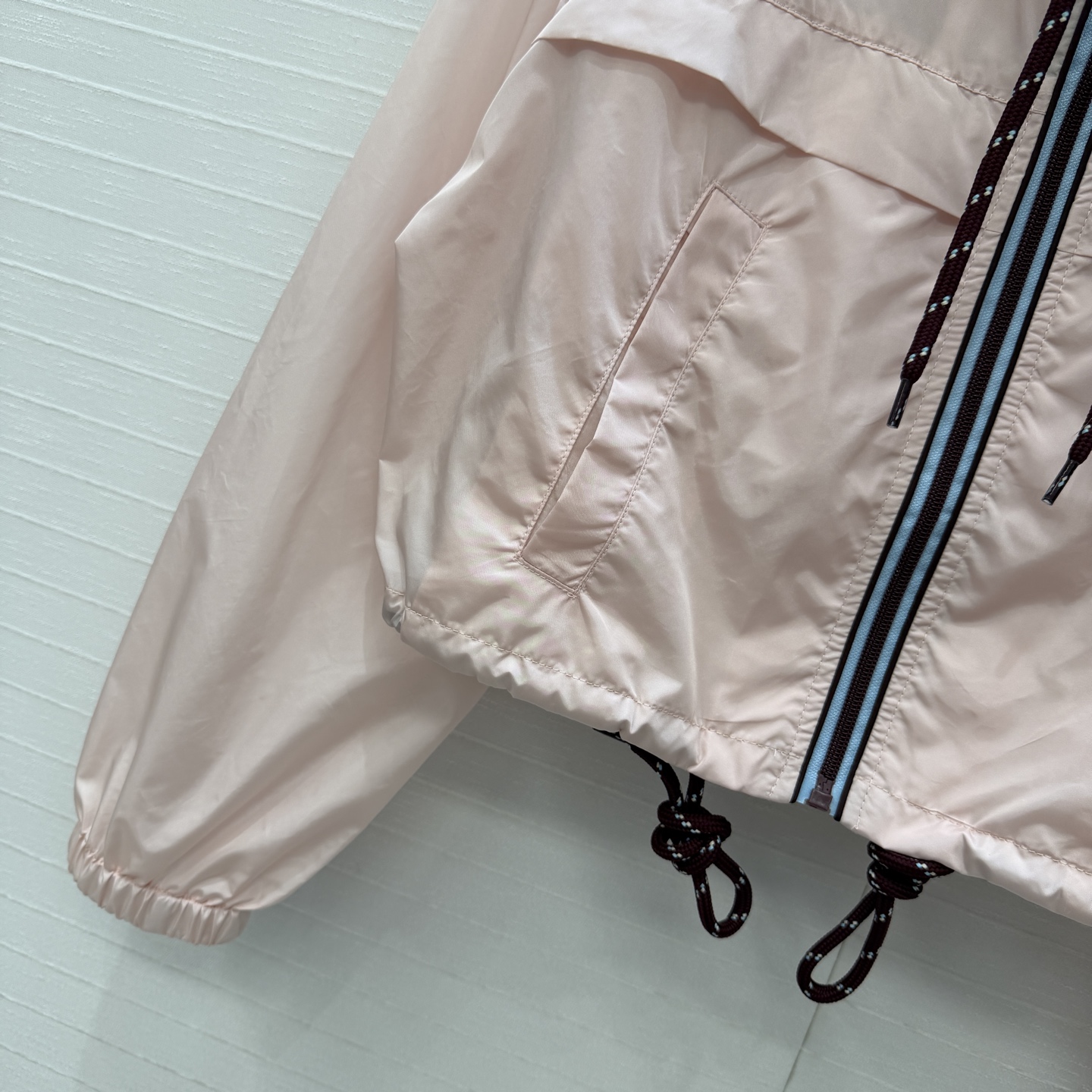 强烈推荐❤️PR春夏新品冰粉色连帽防晒外套，抽绳连帽＋酒红编织绳，胸前三角徽标，低调又有品牌感，短款版型