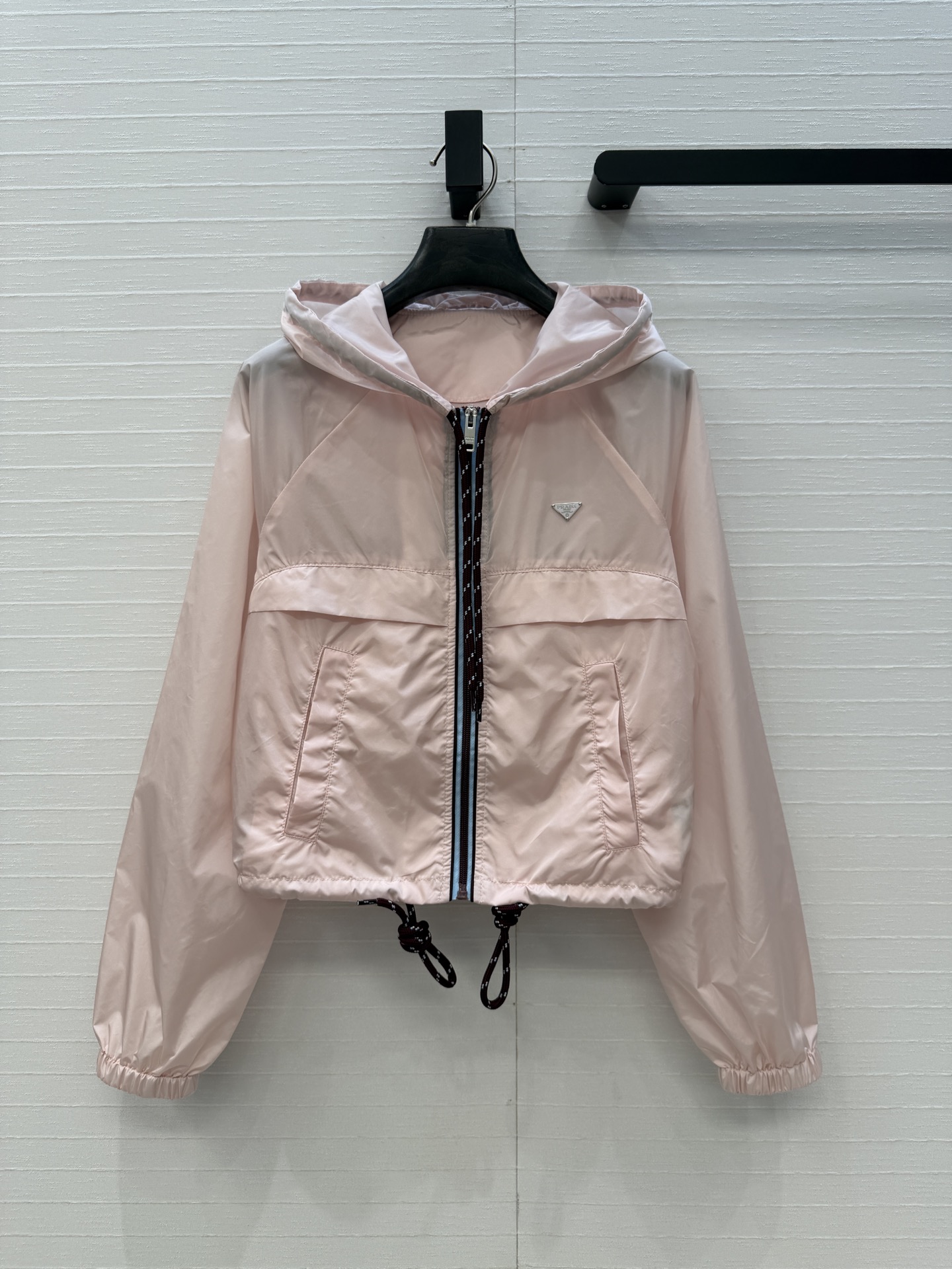 强烈推荐❤️PR春夏新品冰粉色连帽防晒外套，抽绳连帽＋酒红编织绳，胸前三角徽标，低调又有品牌感，短款版型