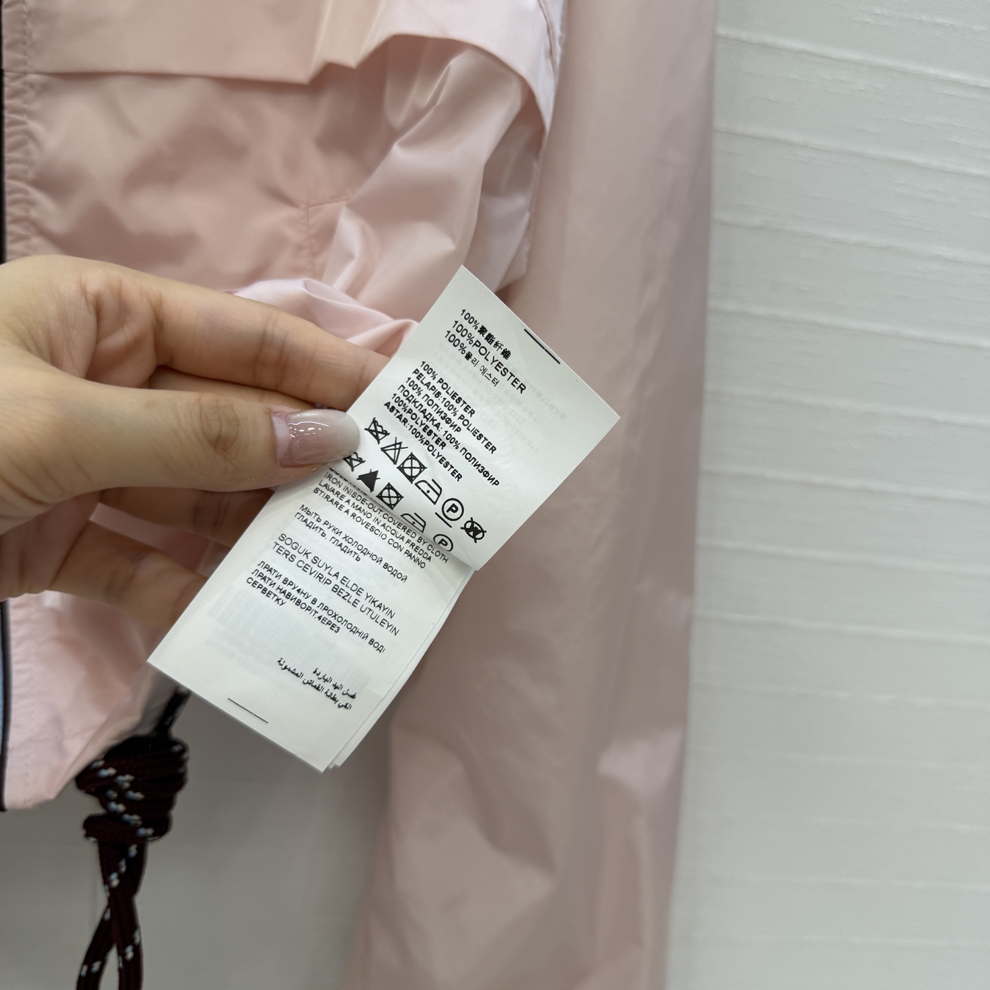 强烈推荐❤️PR春夏新品冰粉色连帽防晒外套，抽绳连帽＋酒红编织绳，胸前三角徽标，低调又有品牌感，短款版型