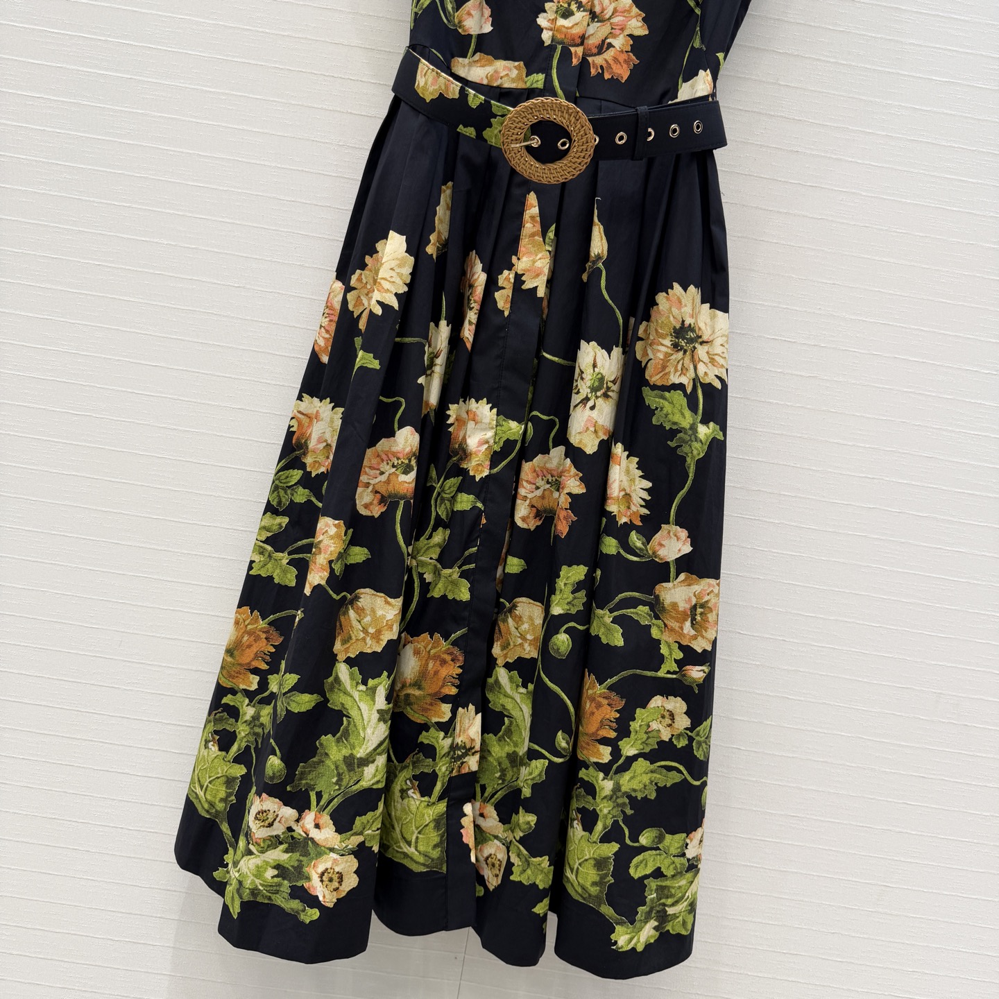 强烈推荐❤️Cara*26度假新品 黑色花卉印花束腰连衣裙，卷边小飞袖设计收腰压褶大裙摆上身优雅知性，休