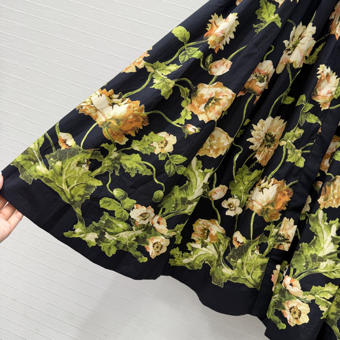 强烈推荐❤️Cara*26度假新品 黑色花卉印花束腰连衣裙，卷边小飞袖设计收腰压褶大裙摆上身优雅知性，休